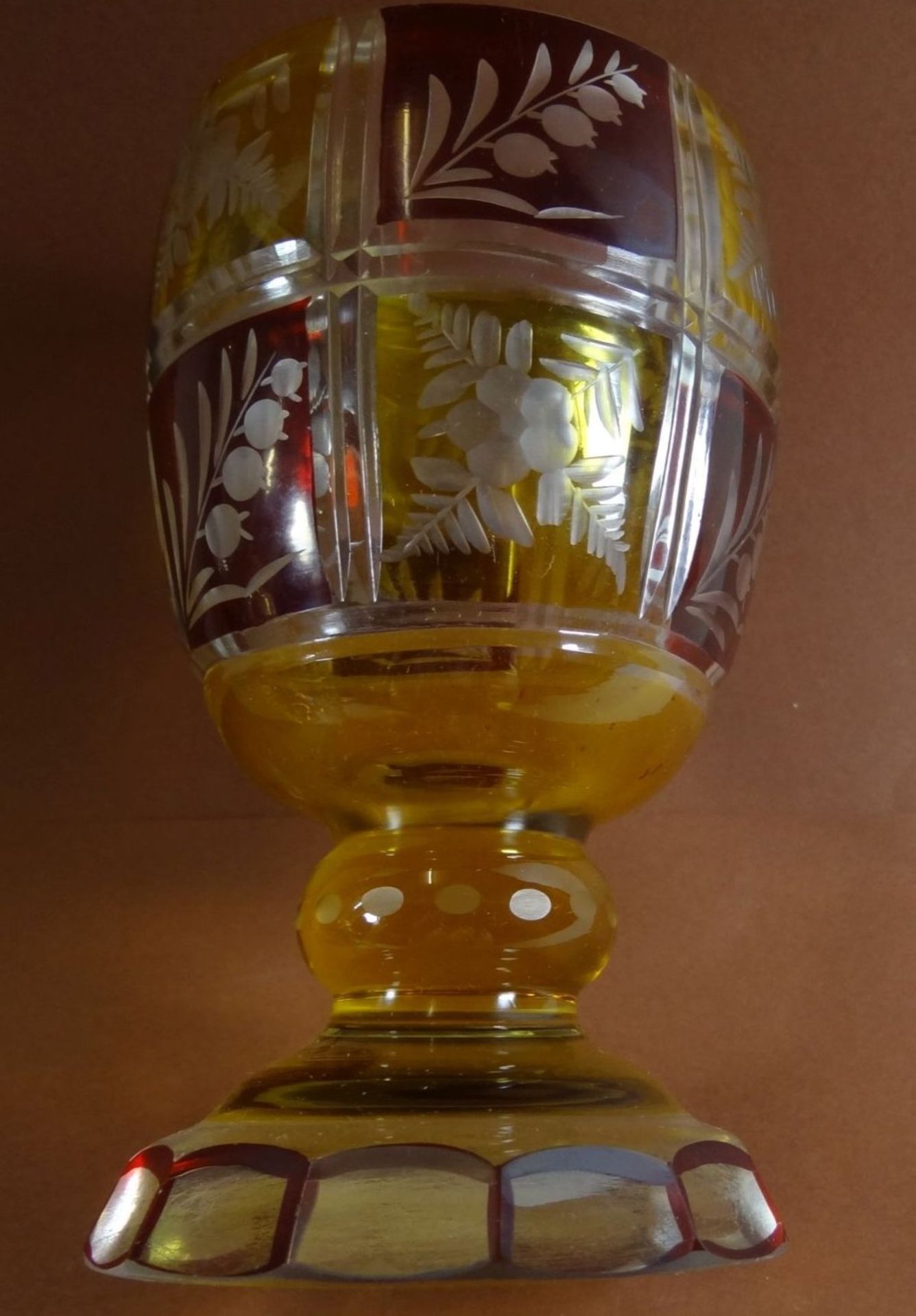 böhmisches Pokalglas, überfangen und beschliffen, H-18 cm, D-7 cm - Bild 5 aus 7