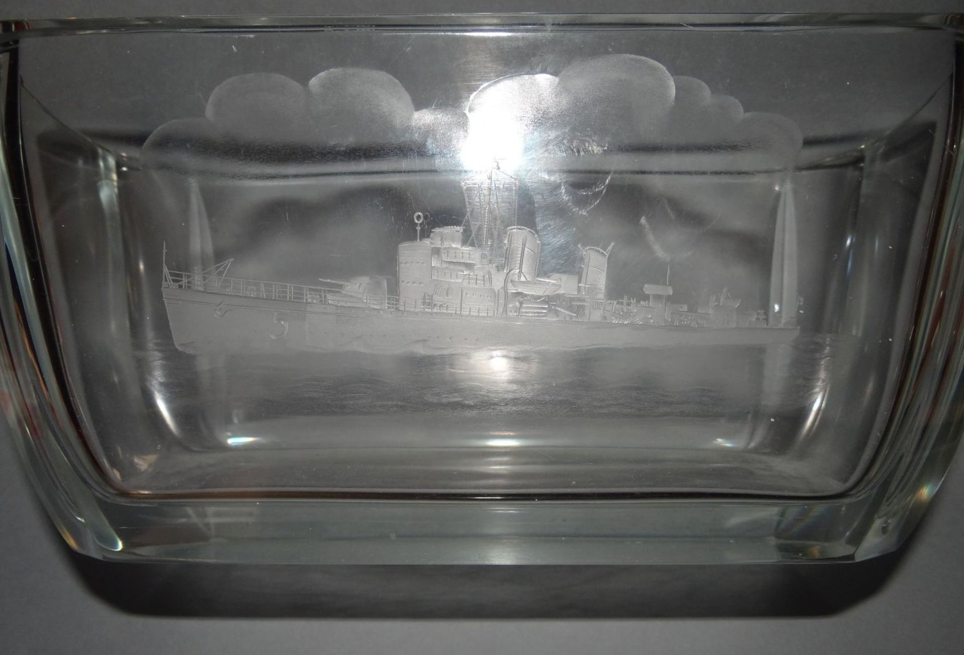 grosse schwere Kristallschale "Orefors" mit Kriegschiff und Ziermonoghramm, im Boden Ritzsignatur - Bild 3 aus 7