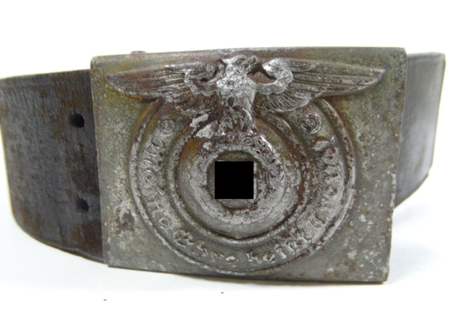 Koppel mit Eisenschloss der Waffen-SS "Meine Ehre heißt Treue", mit Resten der Lackierung, - Bild 2 aus 5