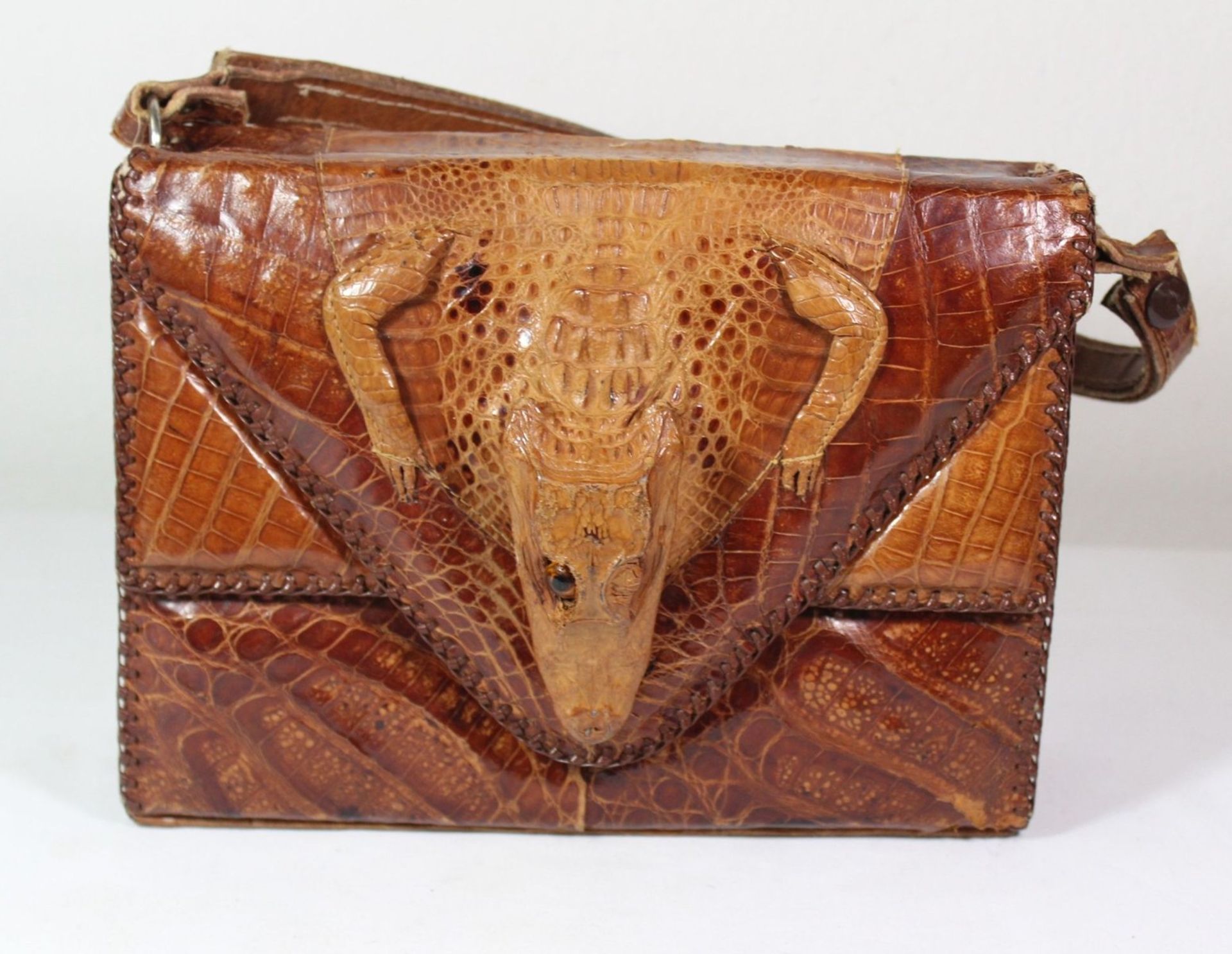 Damenhandtasche, Krokoleder, USA, Tragespuren, wohl 50/60er Jahre, 1x Auge fehlt, 19 x 26cm.