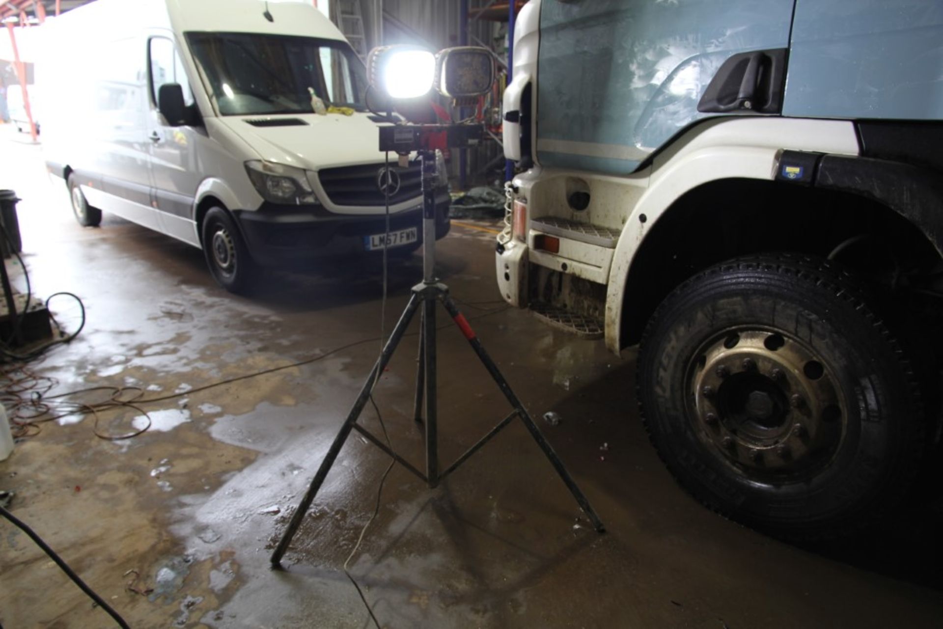 Defender 110v Work LED work lights on tripod (1 of) - Image 6 of 6