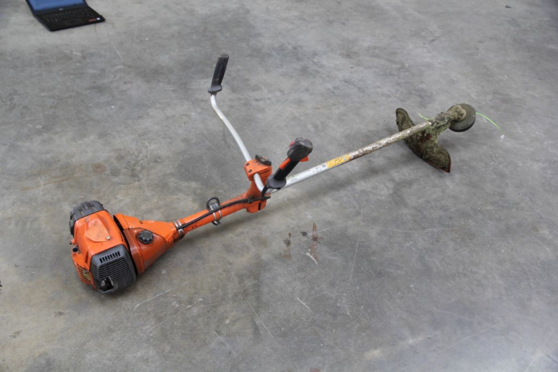 Husqvarna 545RXT AutoTune Petrol Brush Cutter - Image 2 of 6