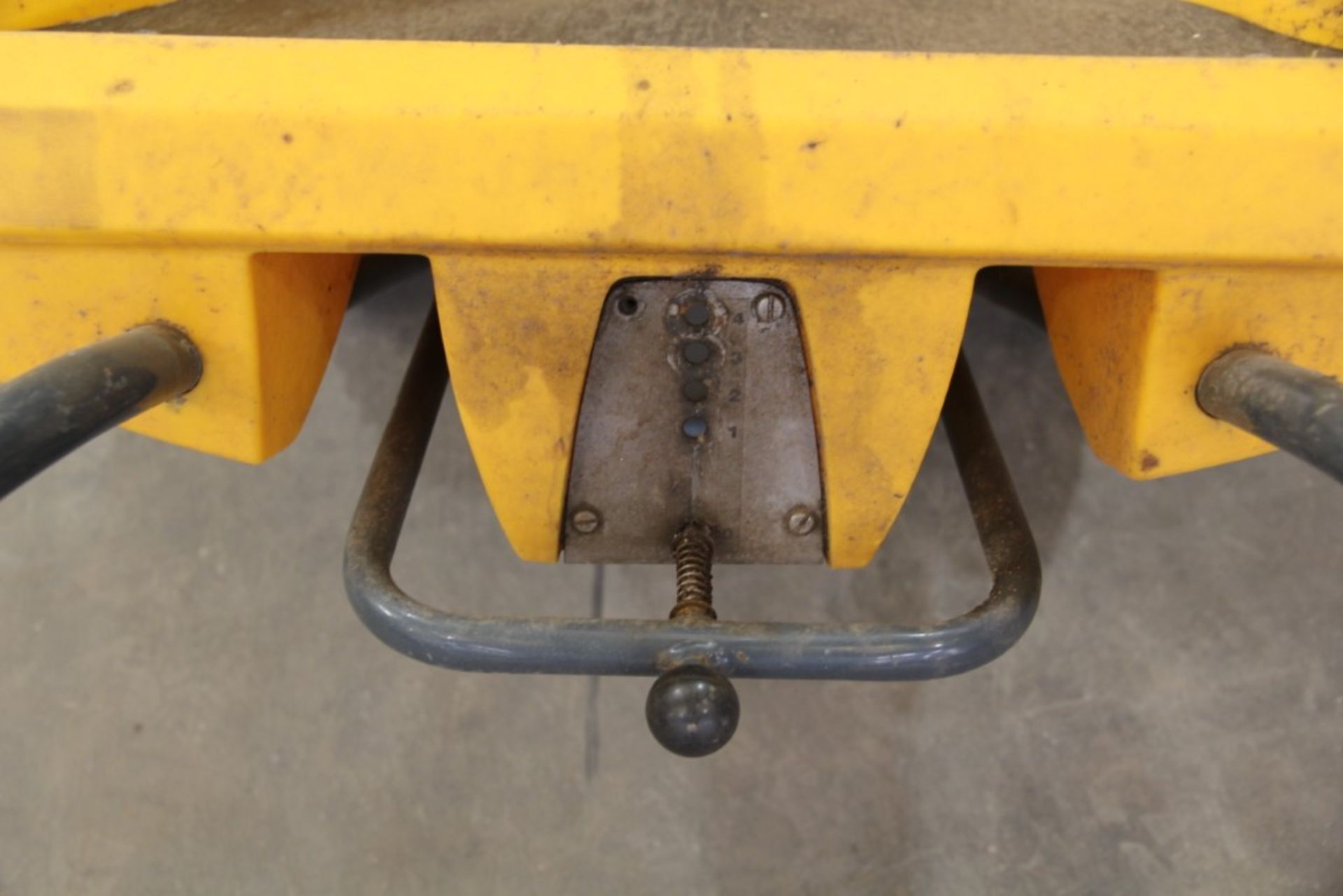 Glasdon Cruiser Turbocast 300 Pedestrian Push Gritter - Image 4 of 8