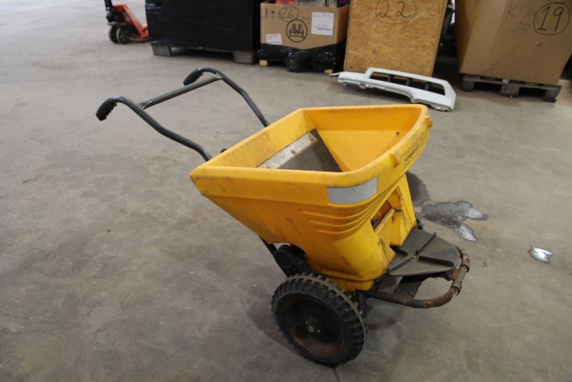 Glasdon Cruiser Turbocast 300 Pedestrian Push Gritter - Image 2 of 8