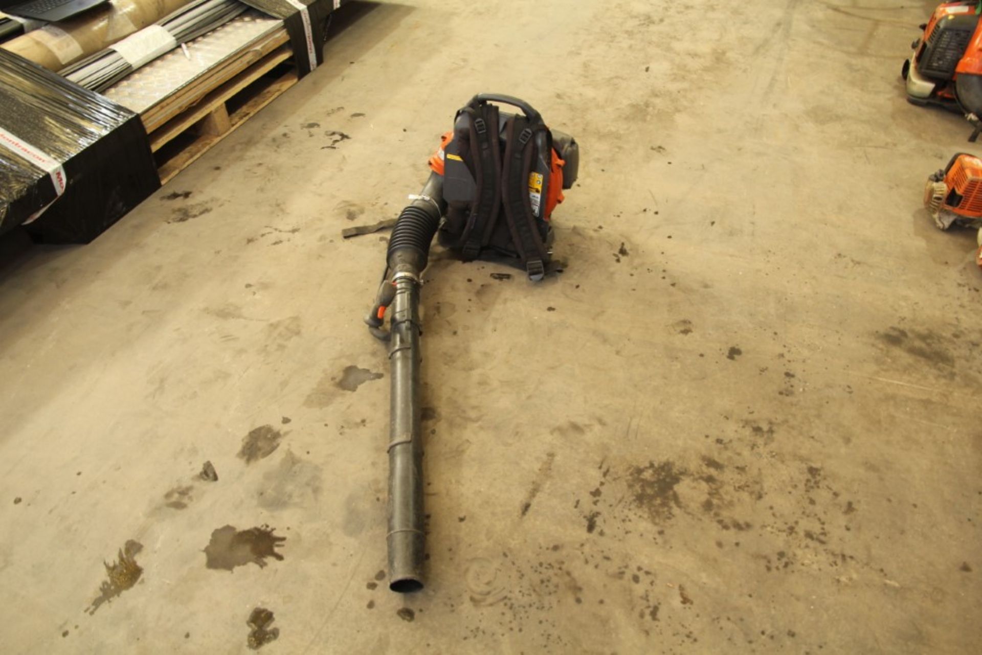 Husqvarna 350BT Backpack Leaf Blower - Image 3 of 7