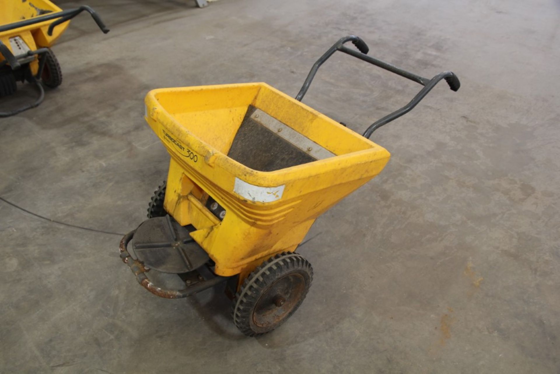 Glasdon Cruiser Turbocast 300 Pedestrian Push Gritter