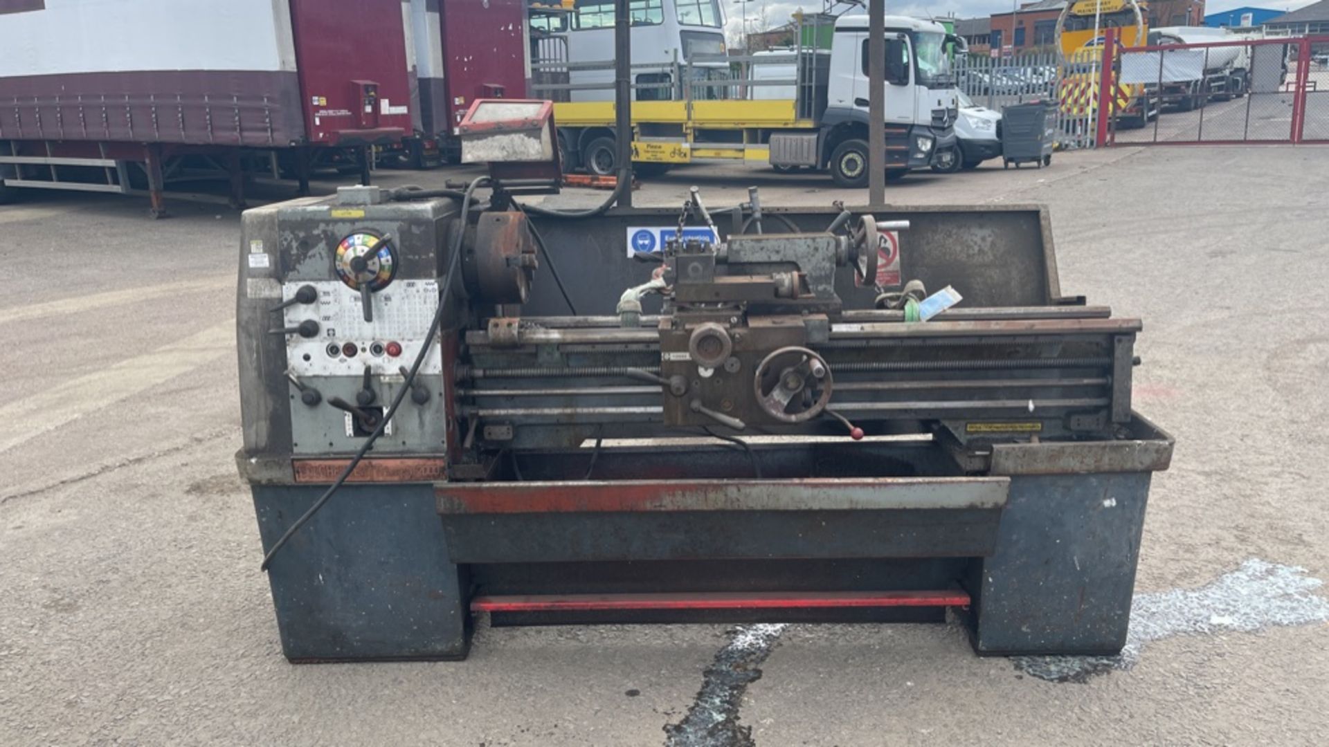 Colchester Triumph 2000 Lathe, C/W 2 Chuck 7 Selection of Keys / Tools.