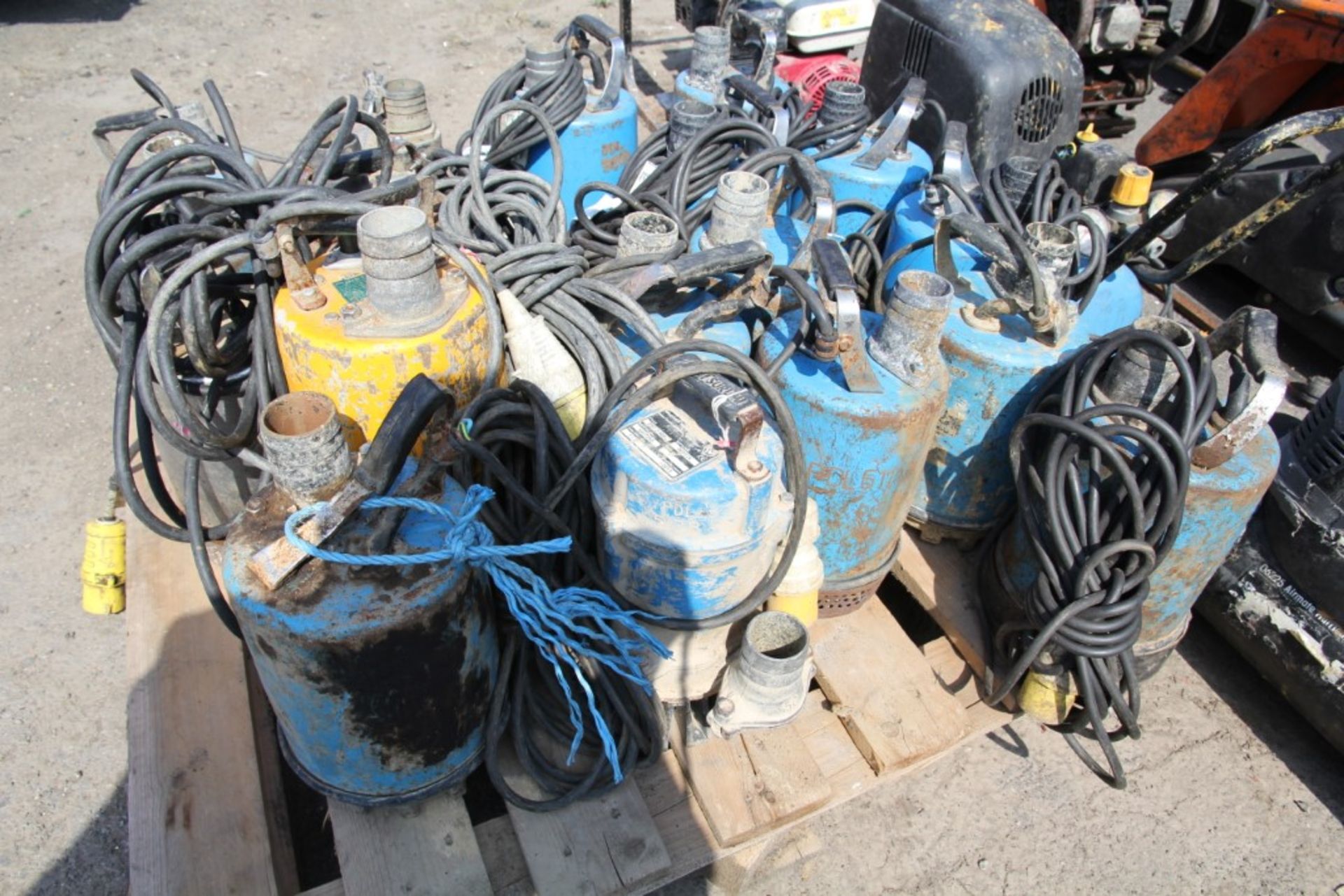 110v Submersible Water Pumps (18 of) - Image 4 of 4