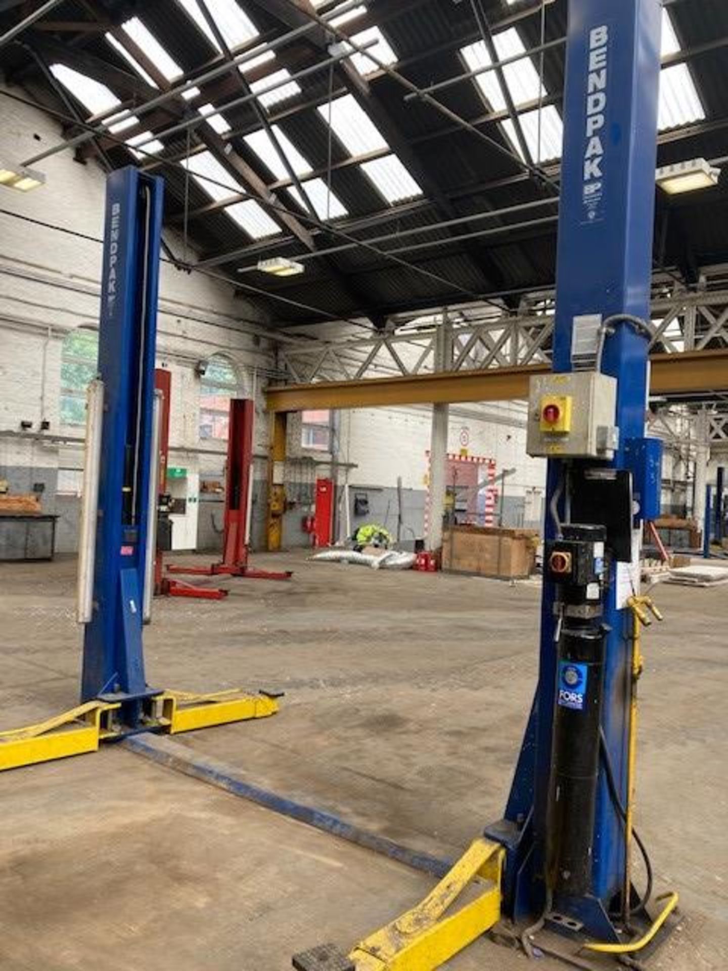 Bend-Pak Bendpak 5.4 Tonne 2 Post Vehicle Lift With Adjustable Arms