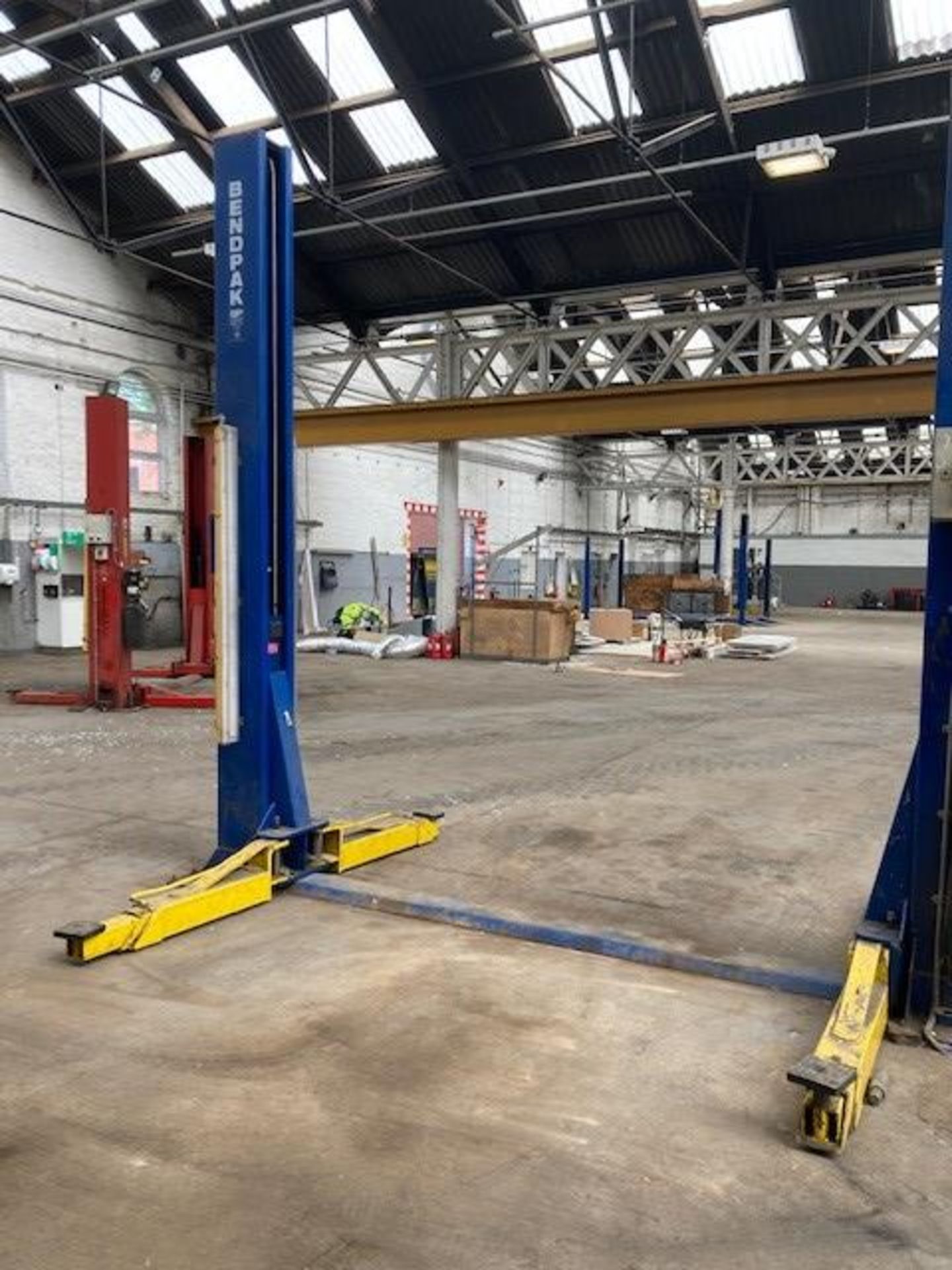 Bend-Pak Bendpak 5.4 Tonne 2 Post Vehicle Lift With Adjustable Arms - Image 3 of 4