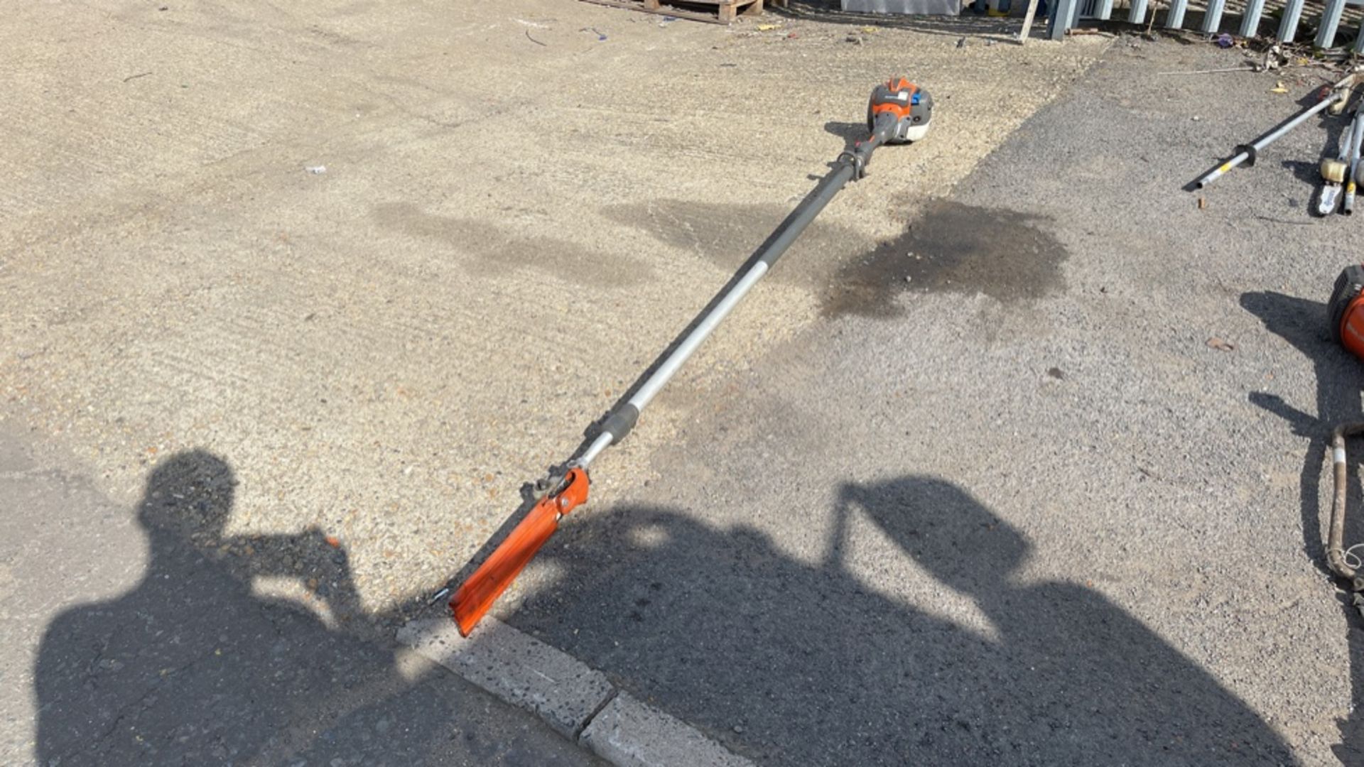 HUSQUARNA 525 PT5S LONG REACH TRIMMER C/W CHAIN SAW HEAD *FOR SPARES OR REPAIR ONLY* - Image 3 of 12