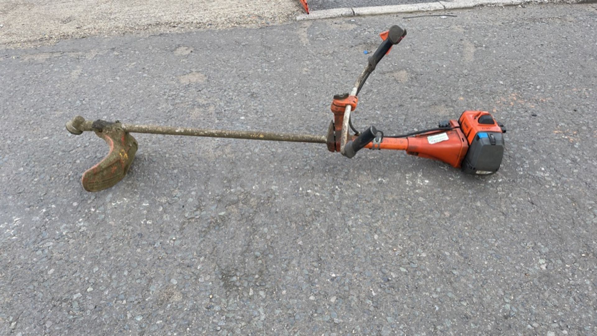 HUSQUARNA 545 RXT PETROL BRUSH CUTTER *NON-RUNNER - FOR SPARES OR REPAIR ONLY* - Image 4 of 5