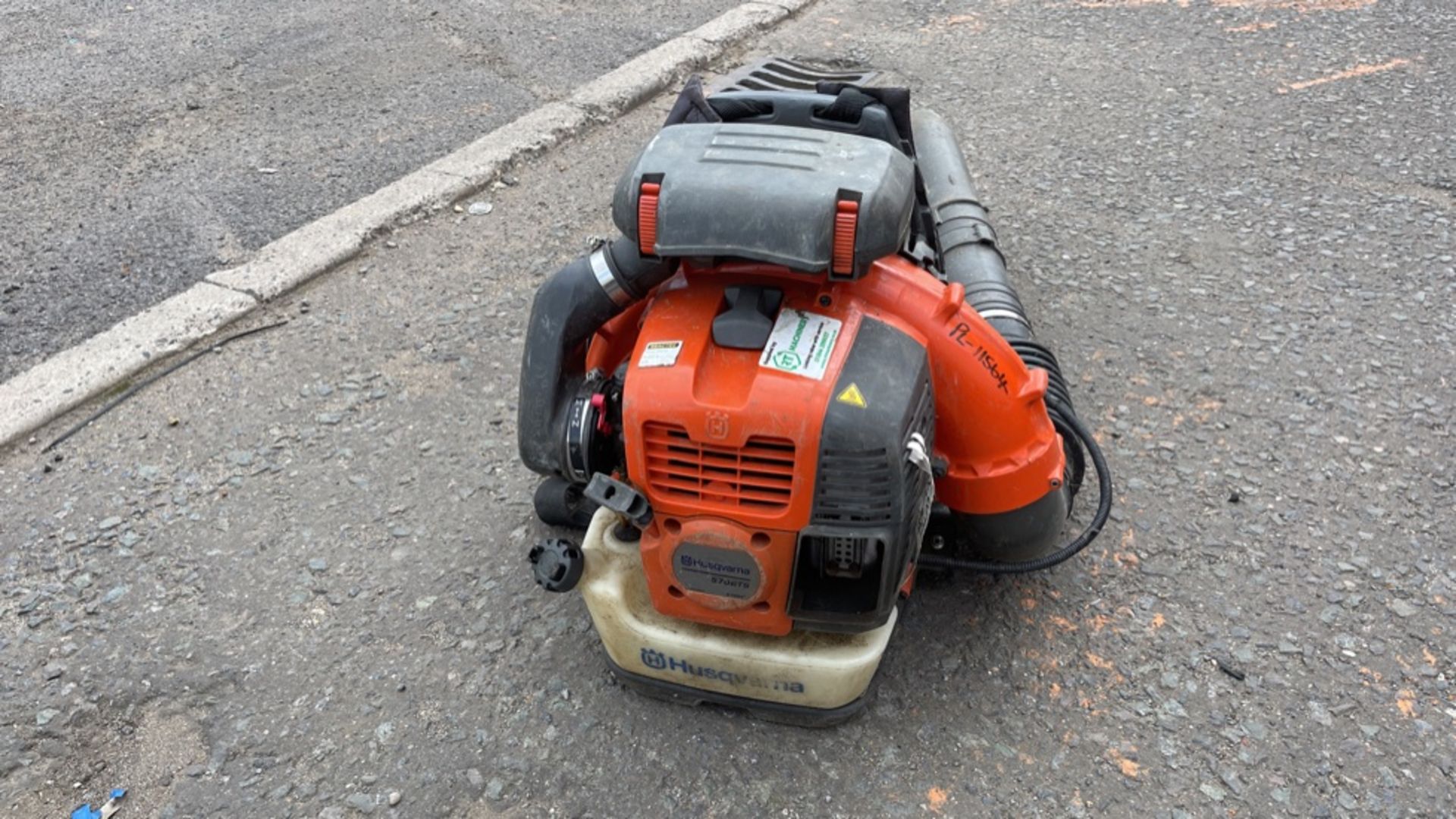 HUSQUARNA 570 BTS (YEAR 2017) PETROL LEAF BLOWER *NON-RUNNER - FOR SPARES OR REPAIR ONLY* - Image 3 of 5