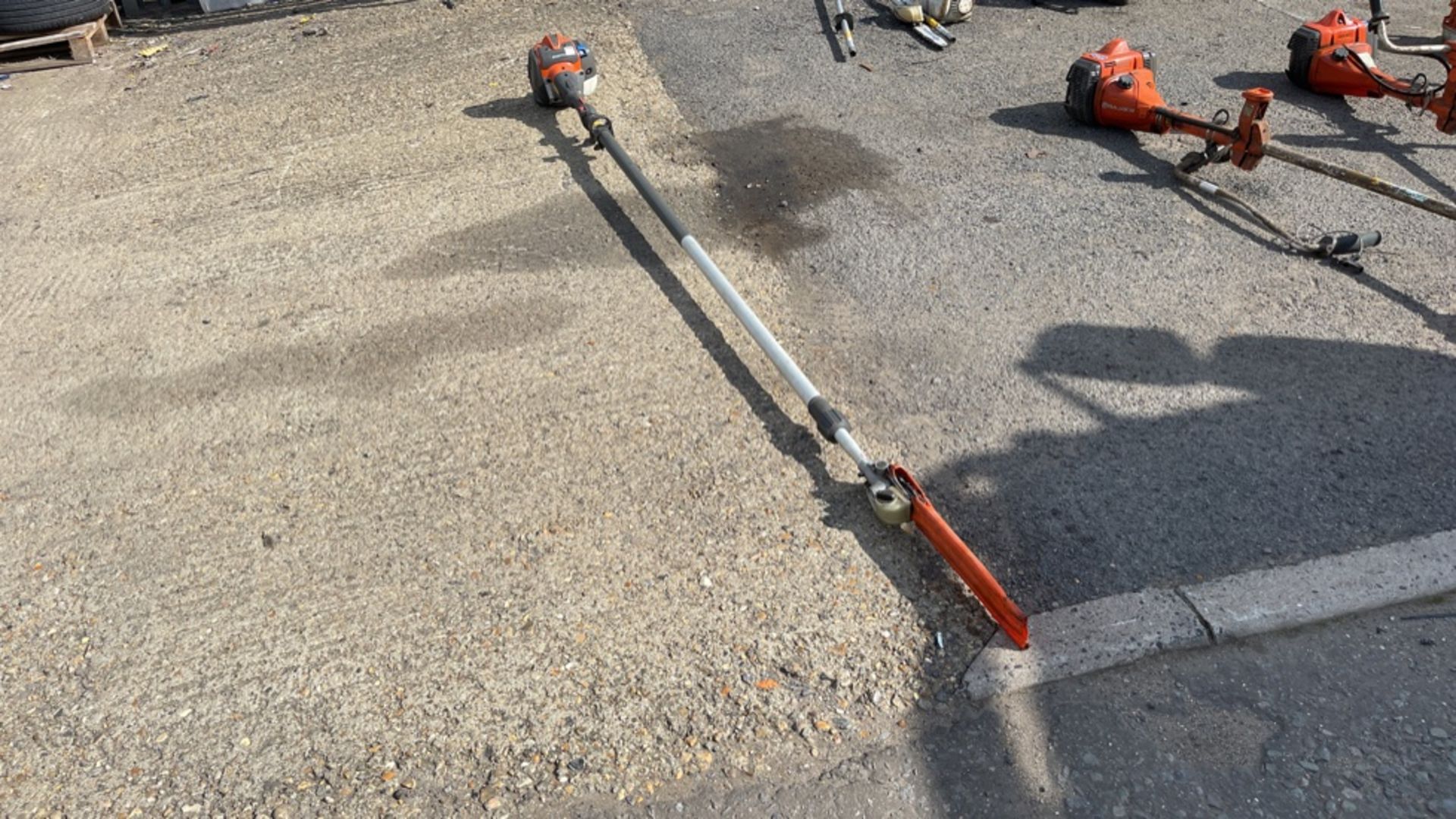 HUSQUARNA 525 PT5S LONG REACH TRIMMER C/W CHAIN SAW HEAD *FOR SPARES OR REPAIR ONLY* - Image 2 of 12