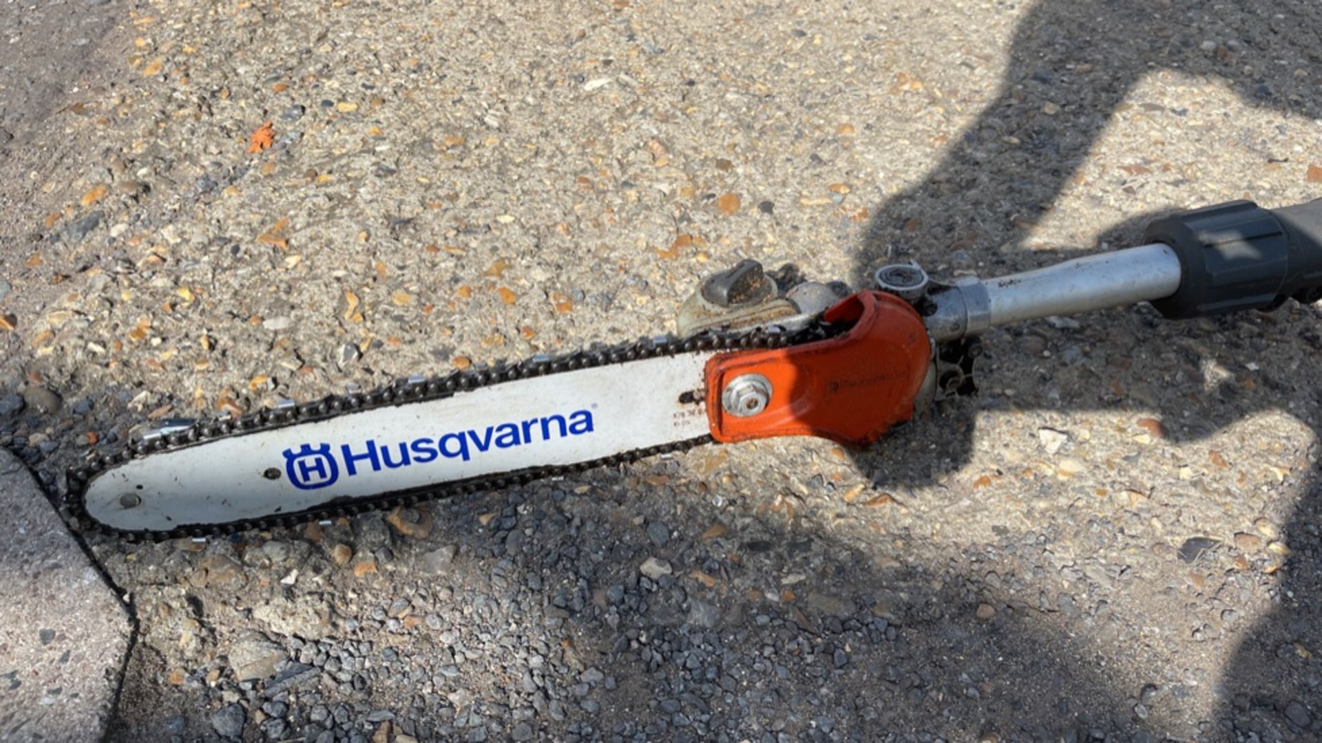 HUSQUARNA 525 PT5S LONG REACH TRIMMER C/W CHAIN SAW HEAD *FOR SPARES OR REPAIR ONLY* - Image 9 of 12