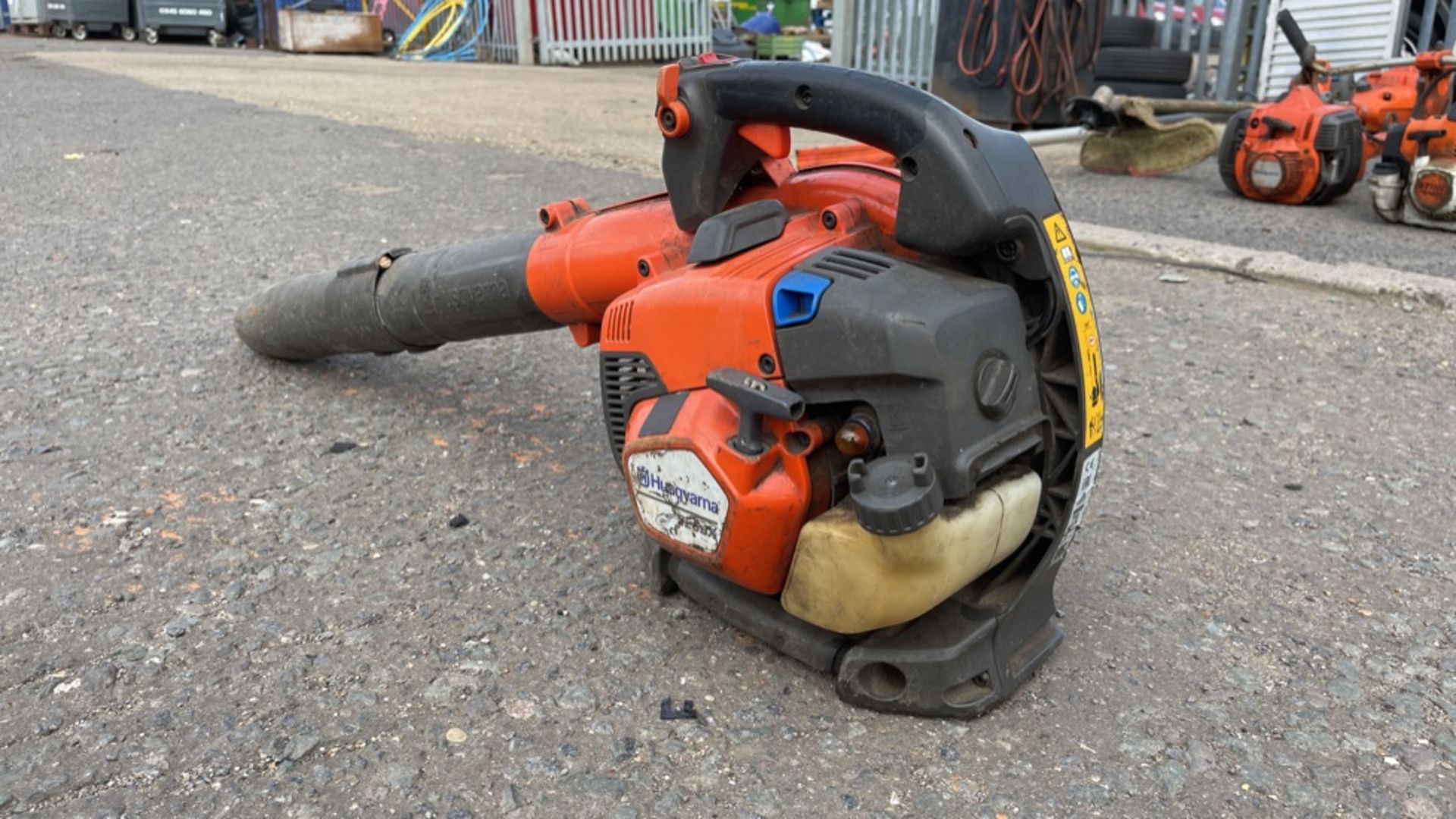 HUSQUARNA 525 BX PETROL LEAF BLOWER *NON-RUNNER - FOR SPARES OR REPAIR ONLY* - Image 2 of 5