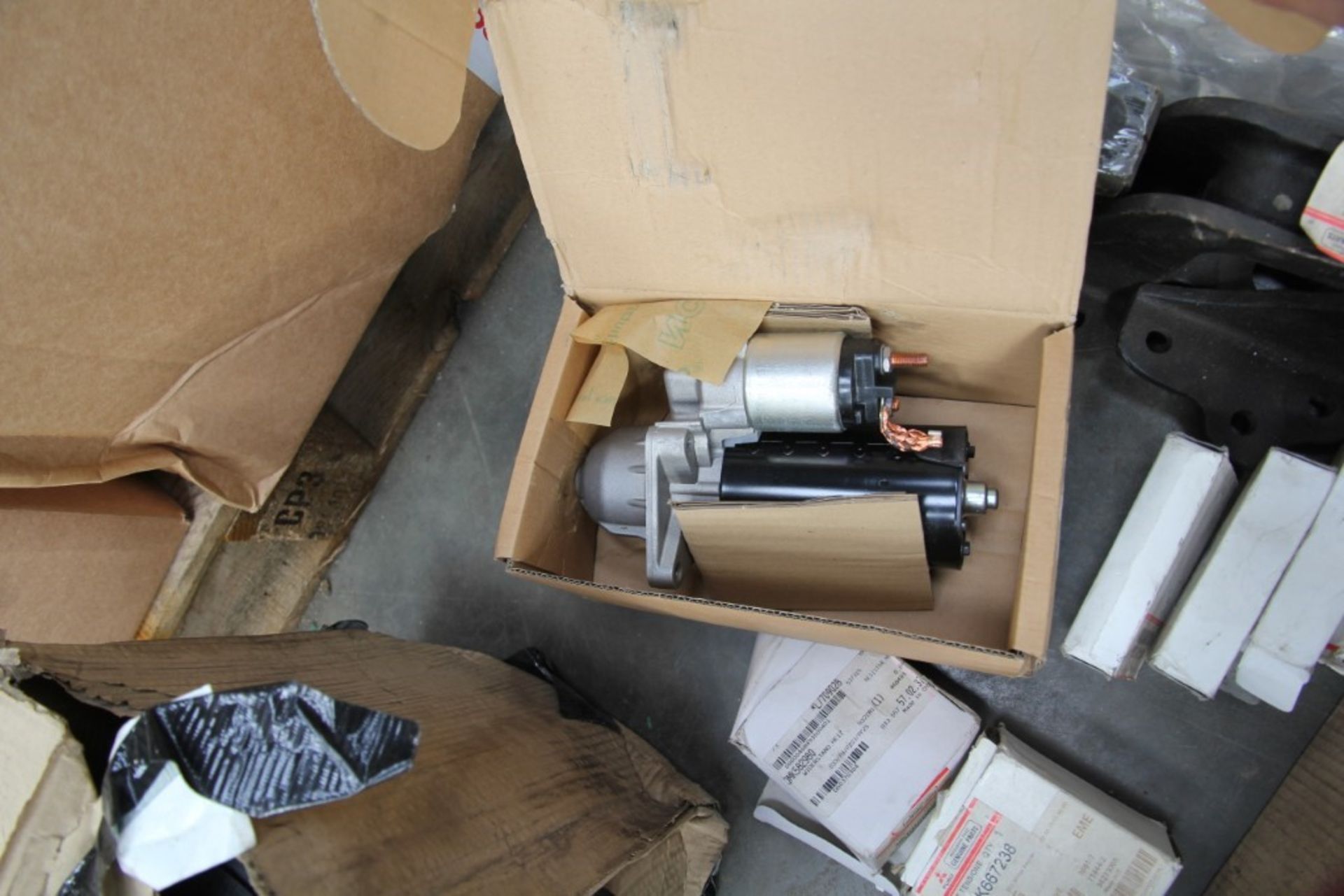 Mitsubishi Fuso Parts (1 box) - Image 10 of 10