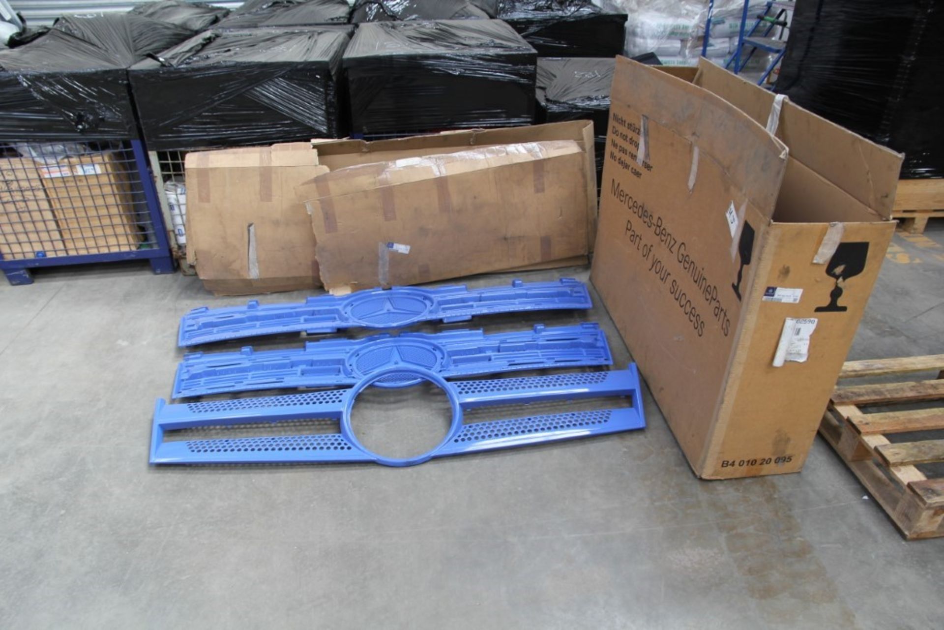 Mercedes-Benz Truck Parts (1 pallet)