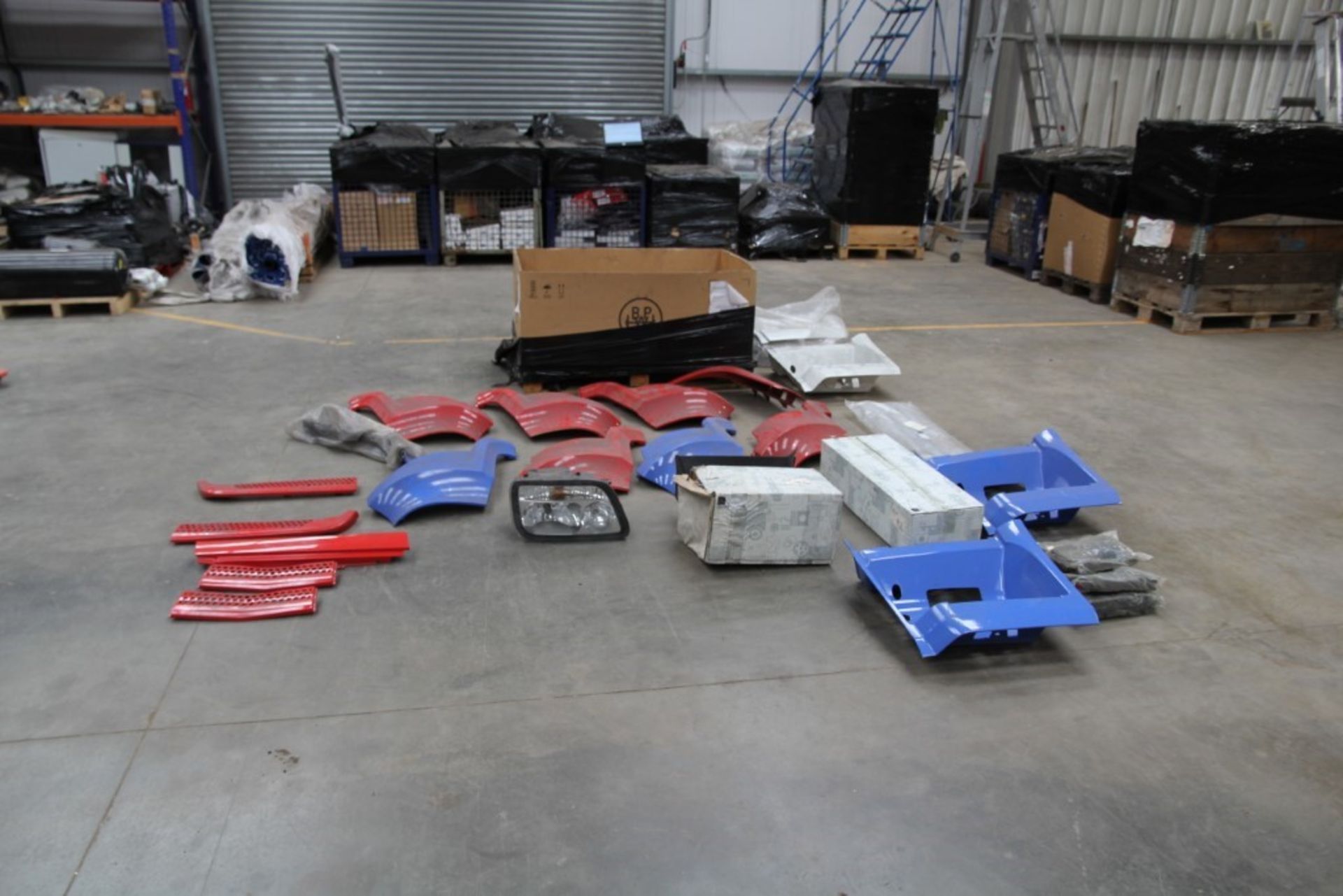 Mercedes-Benz Truck Parts (1 pallet)