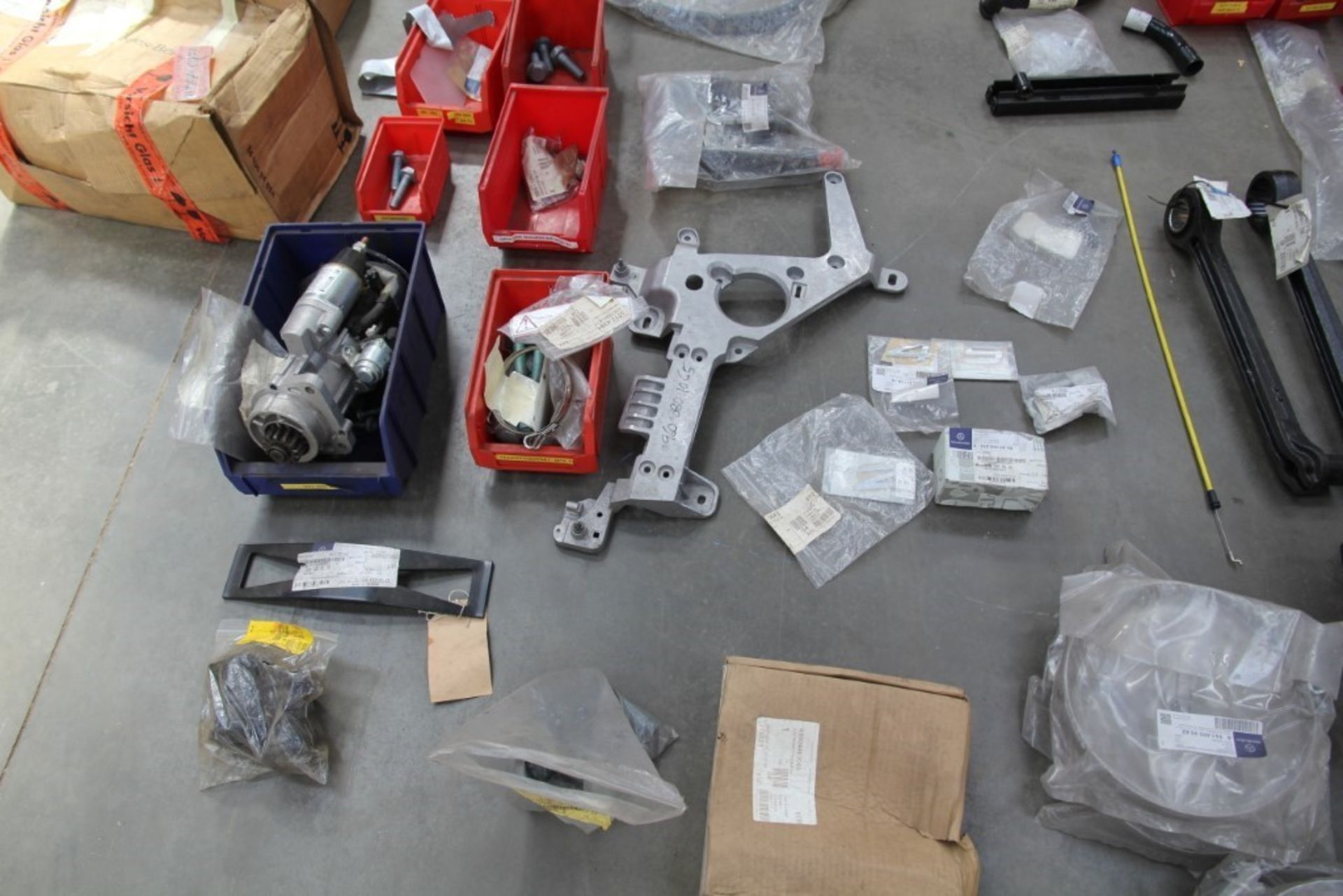 Mercedes-Benz Truck Parts (1 Pallet) - Image 16 of 25