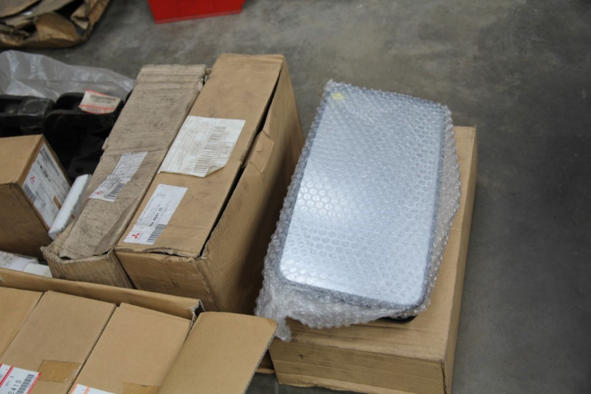 Mitsubishi Fuso Parts (1 box) - Image 2 of 10