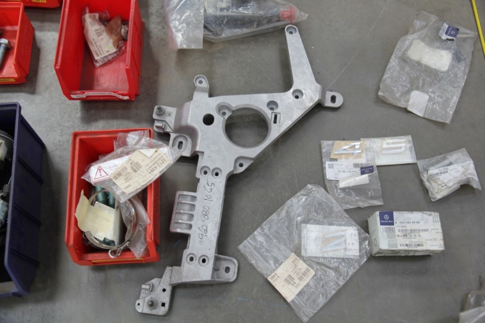 Mercedes-Benz Truck Parts (1 Pallet) - Image 17 of 25