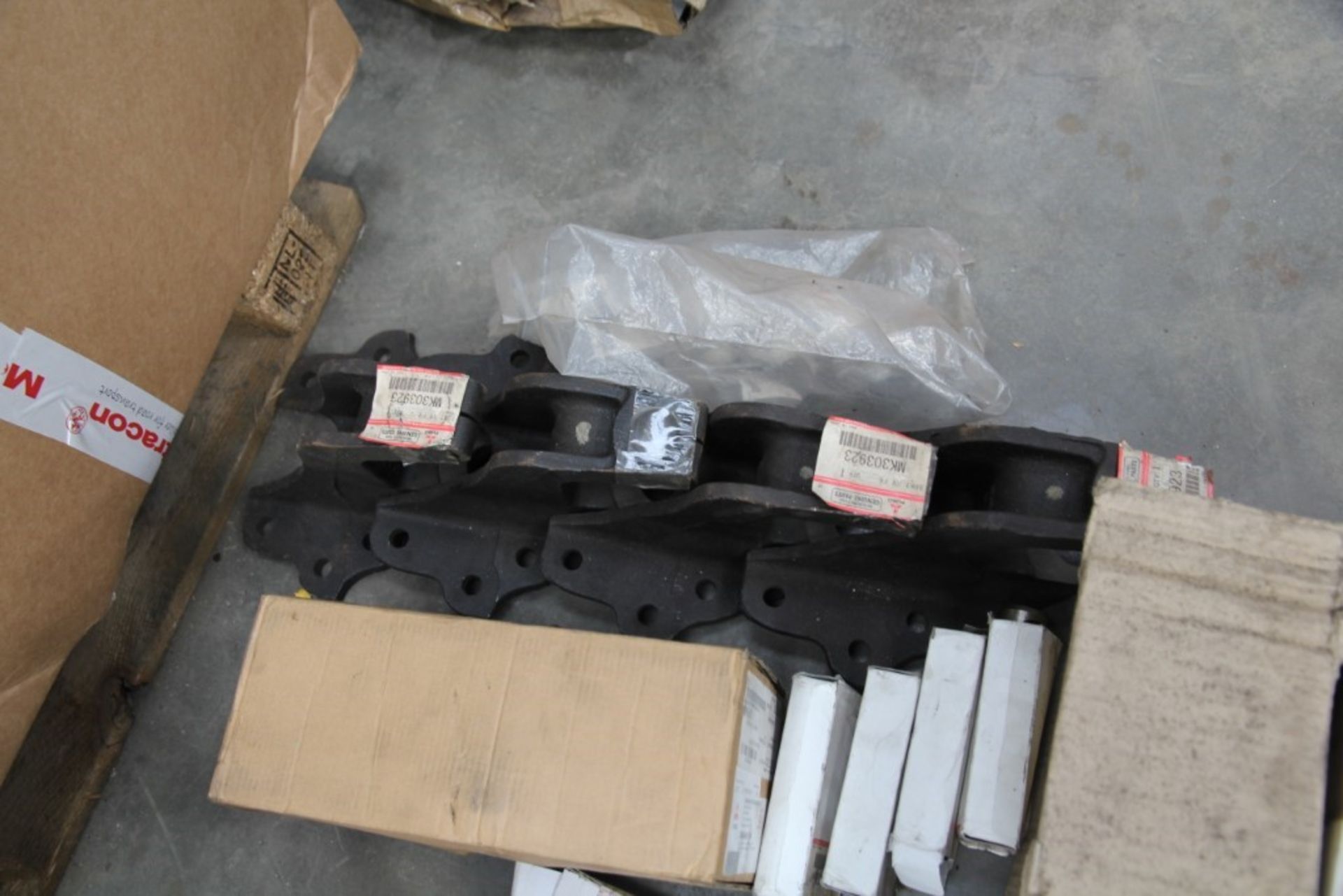 Mitsubishi Fuso Parts (1 box) - Image 8 of 10