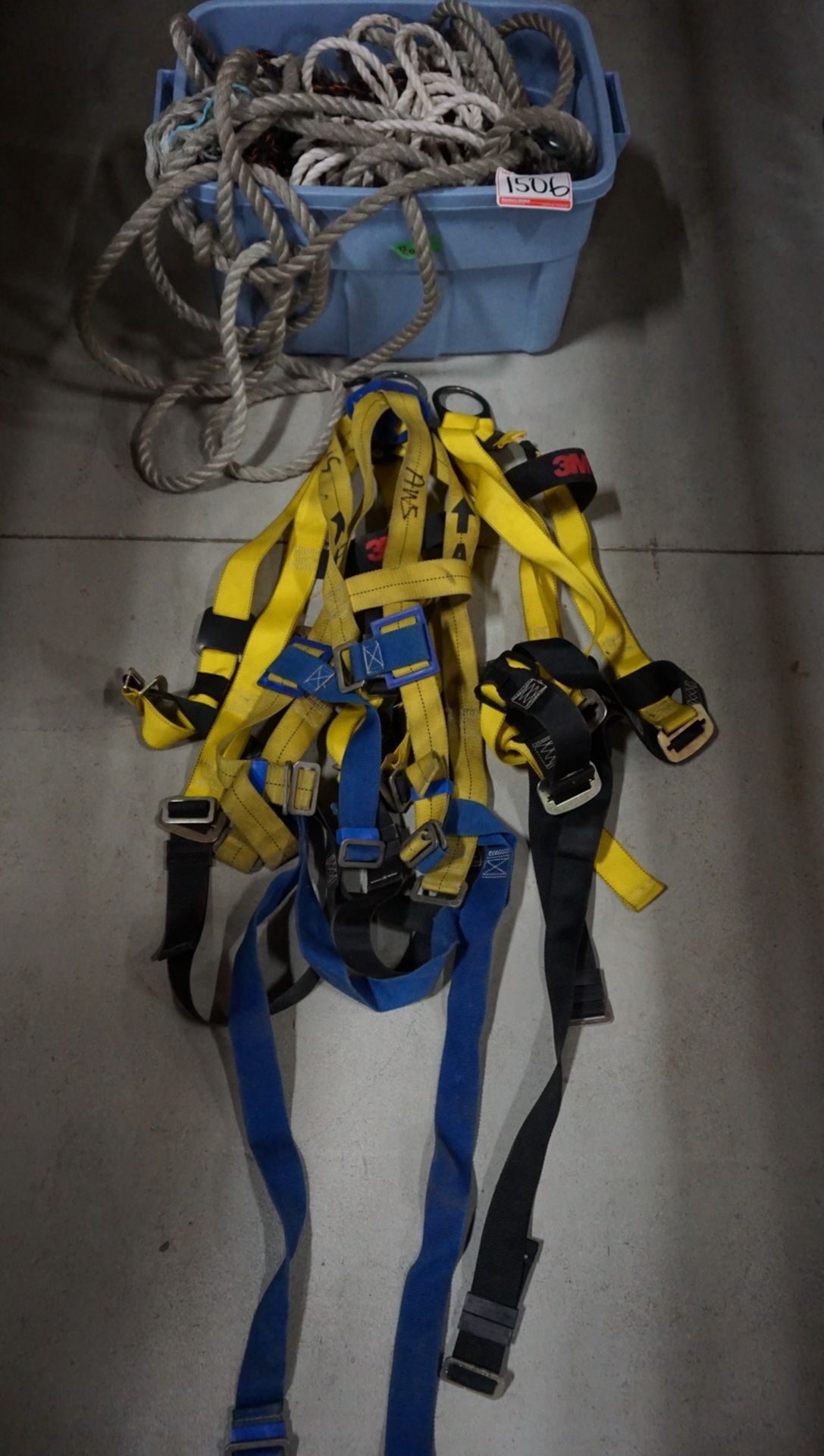 LOT - SAFETY HARNESS - NO LANYARDS