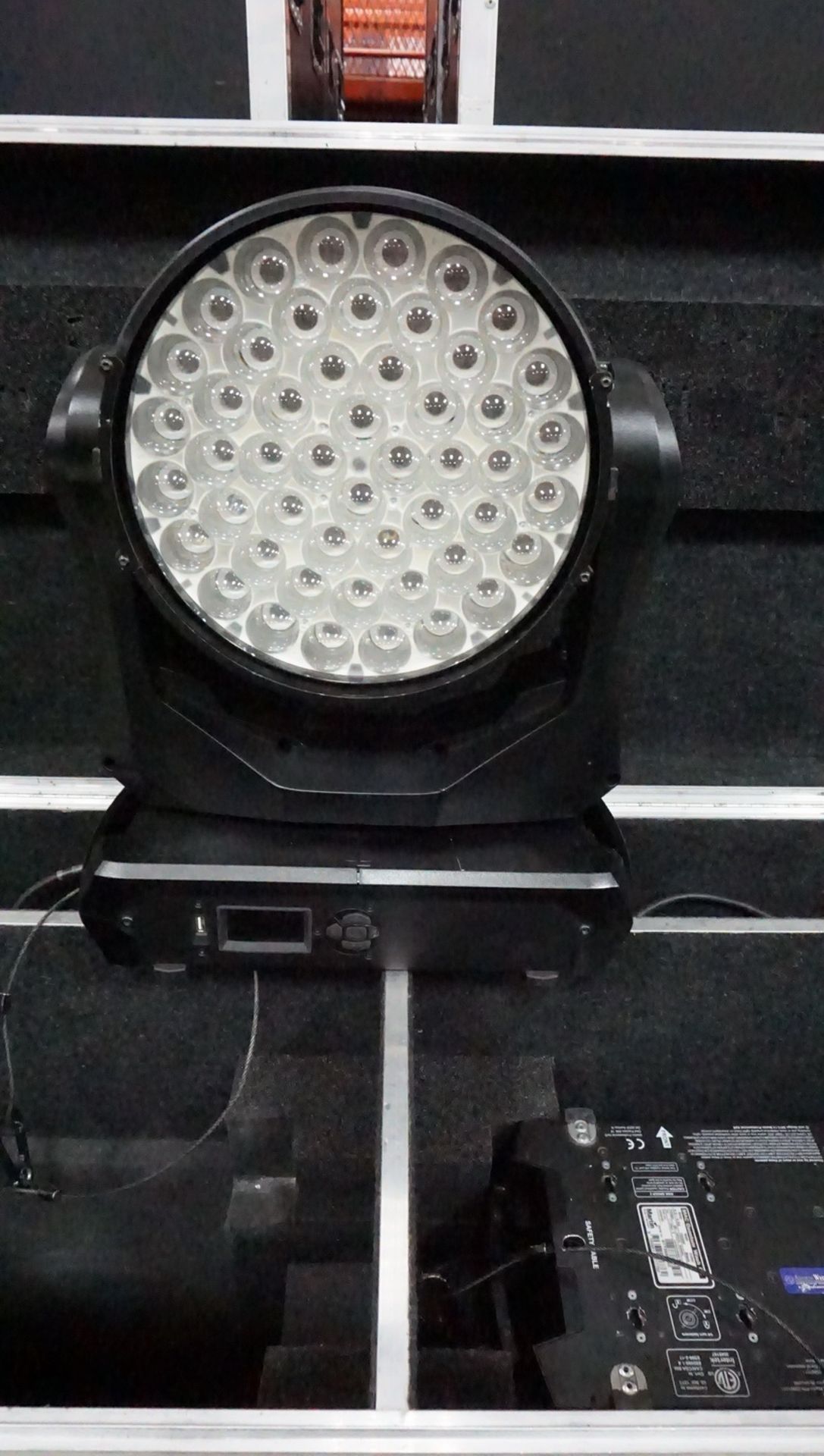 UNITS - MARTIN QUANTUM WASH LED RGBW FIXTURES W/CLAMPS, SAFETY & CASE - Image 2 of 4