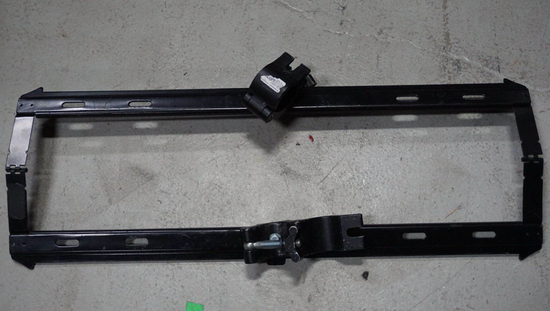 UNITS - NEC E553/E554 55" LED COMMERCIAL GRADE TV C/W CASE & CHIEF TRUSS MOUNTING BRACKETS & HARDWAR - Image 3 of 3