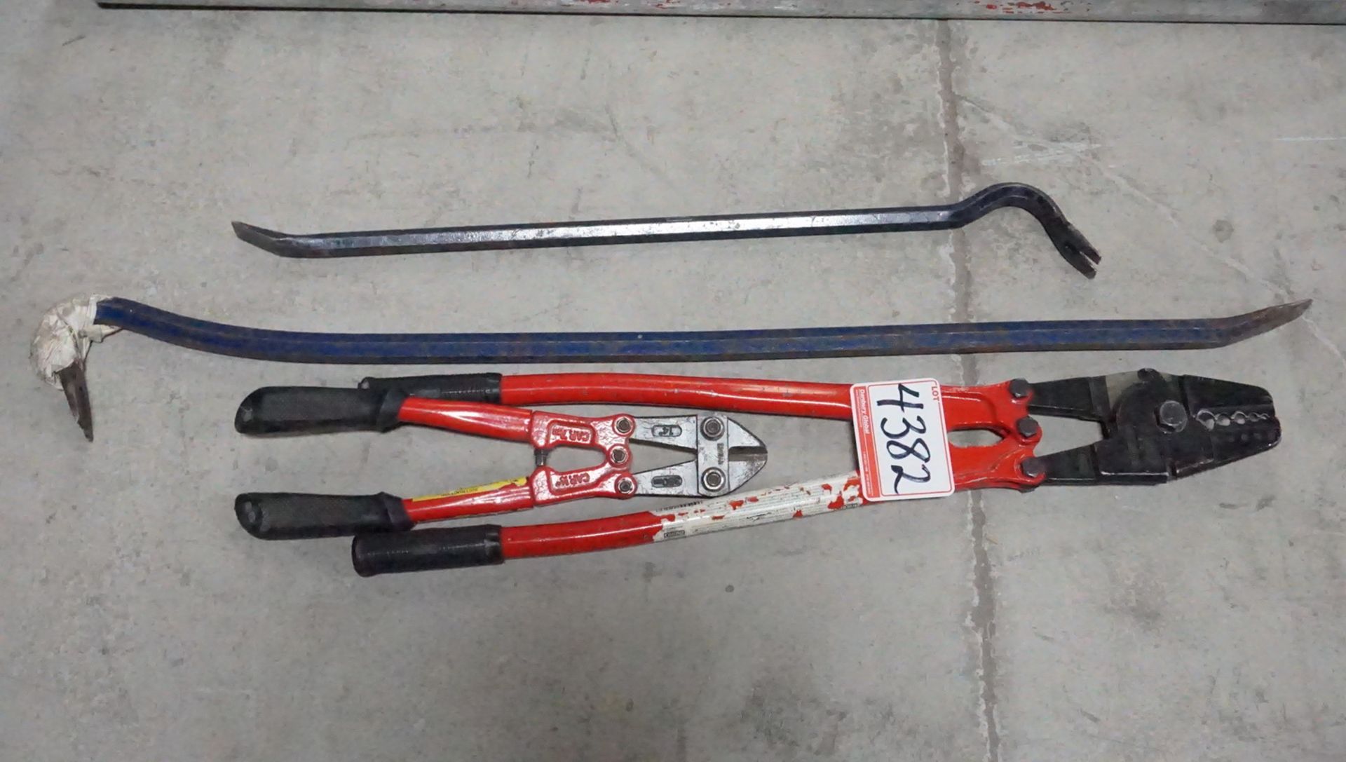 LOT - HAND CRIMPER / BOLT CUTTER & PRY BARS