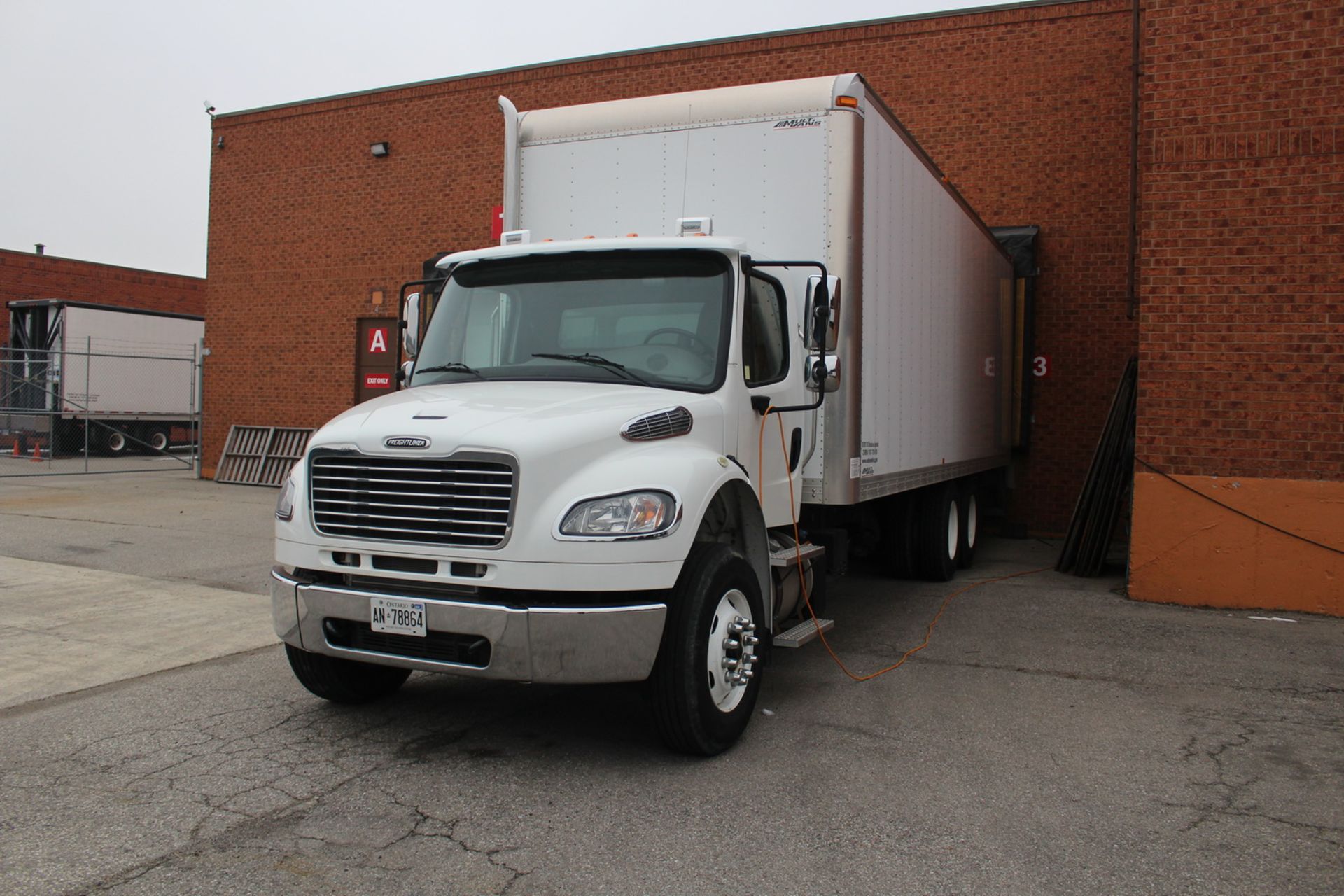 2016 FREIGHTLINER M2 160 CUMMINS TANDEM 20-TON STRAIGHT TRUCK W/ L6 8.9L ISL9 DIESEL ENGINE, - Image 2 of 19