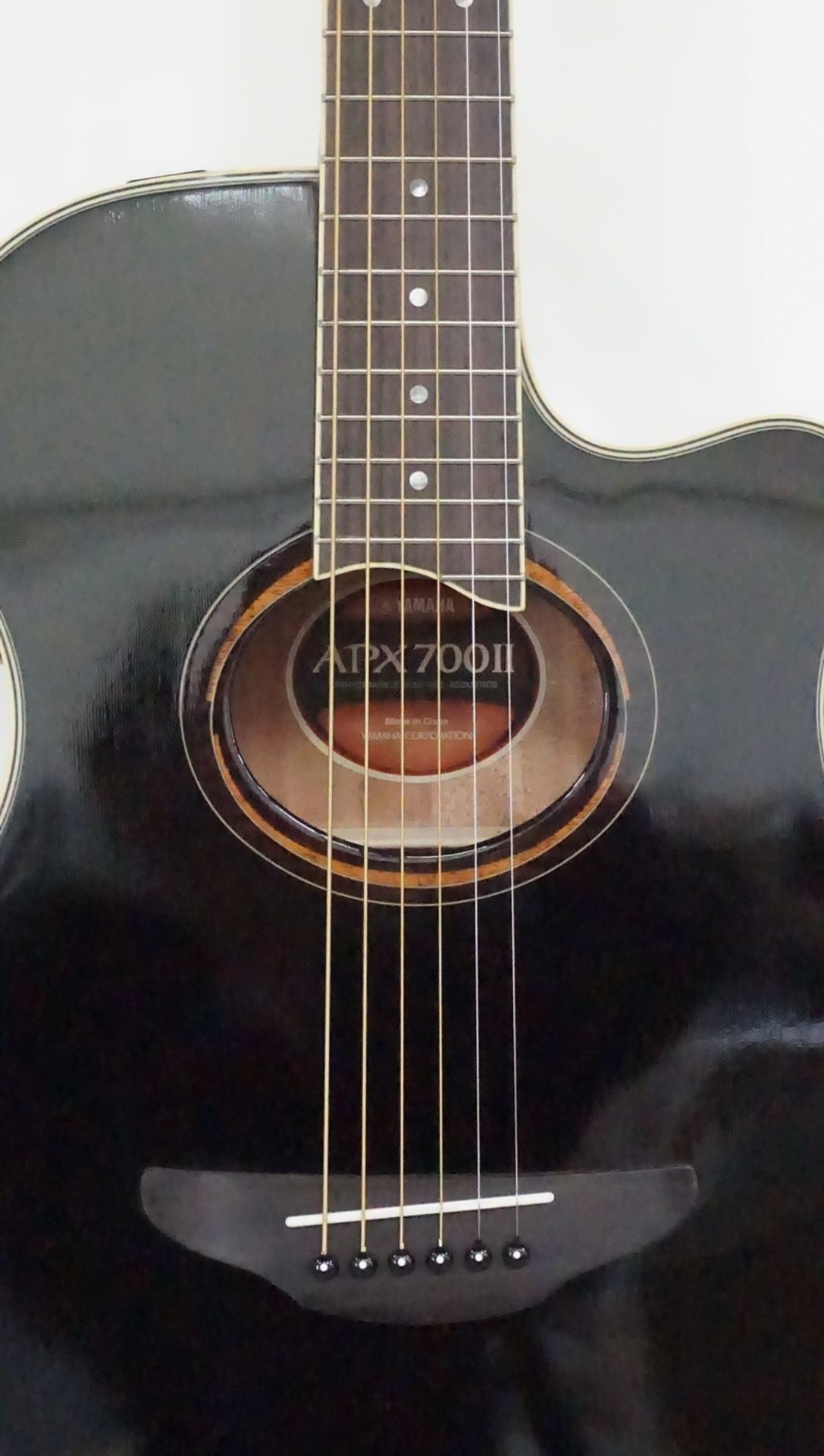 YAMAHA APX700II BLACK ACOUSTIC-ELECTRIC GUITAR (SMALL CHIP ON CORNER) W/ TAKAMINE BLACK HARDSHELL - Image 2 of 6