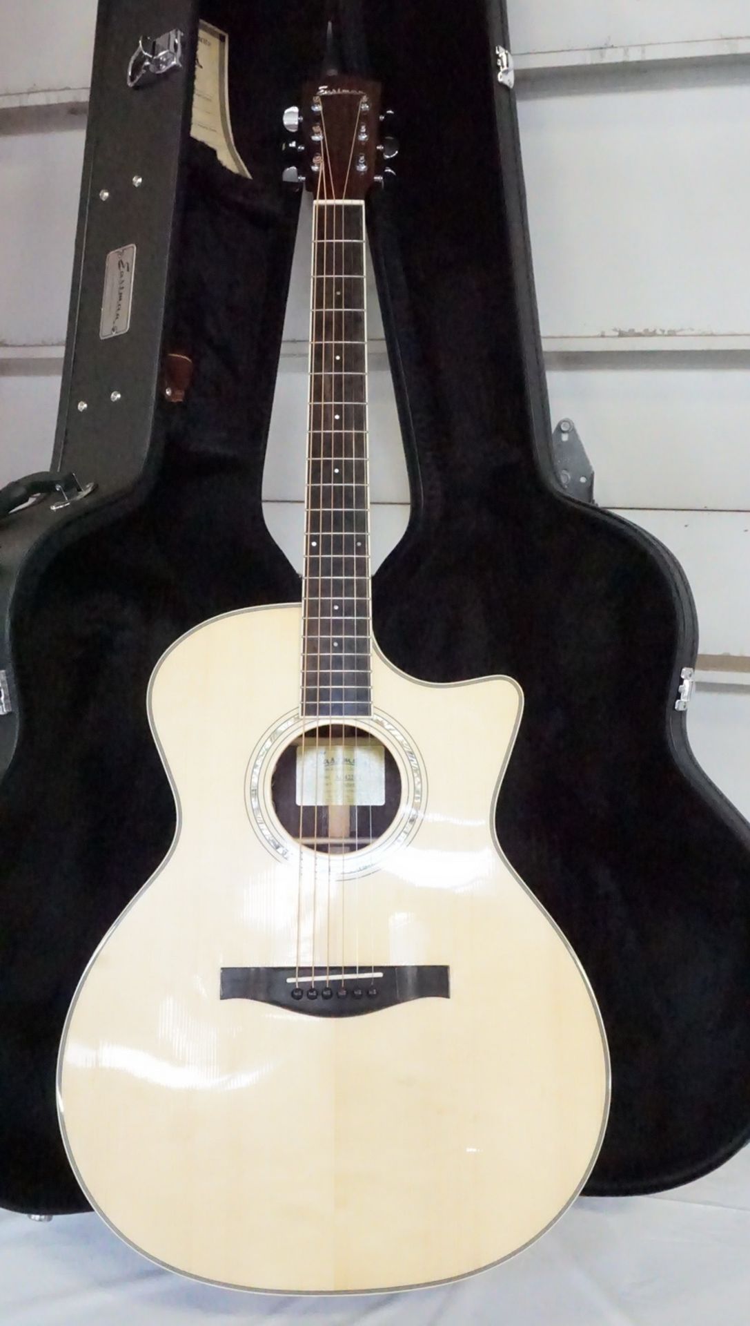 EASTMAN AC422CE GRAND AUDITORIUM ACOUSTIC-ELECTRIC GUITAR W/ EASTMAN BLACK HARDSHELL CASE