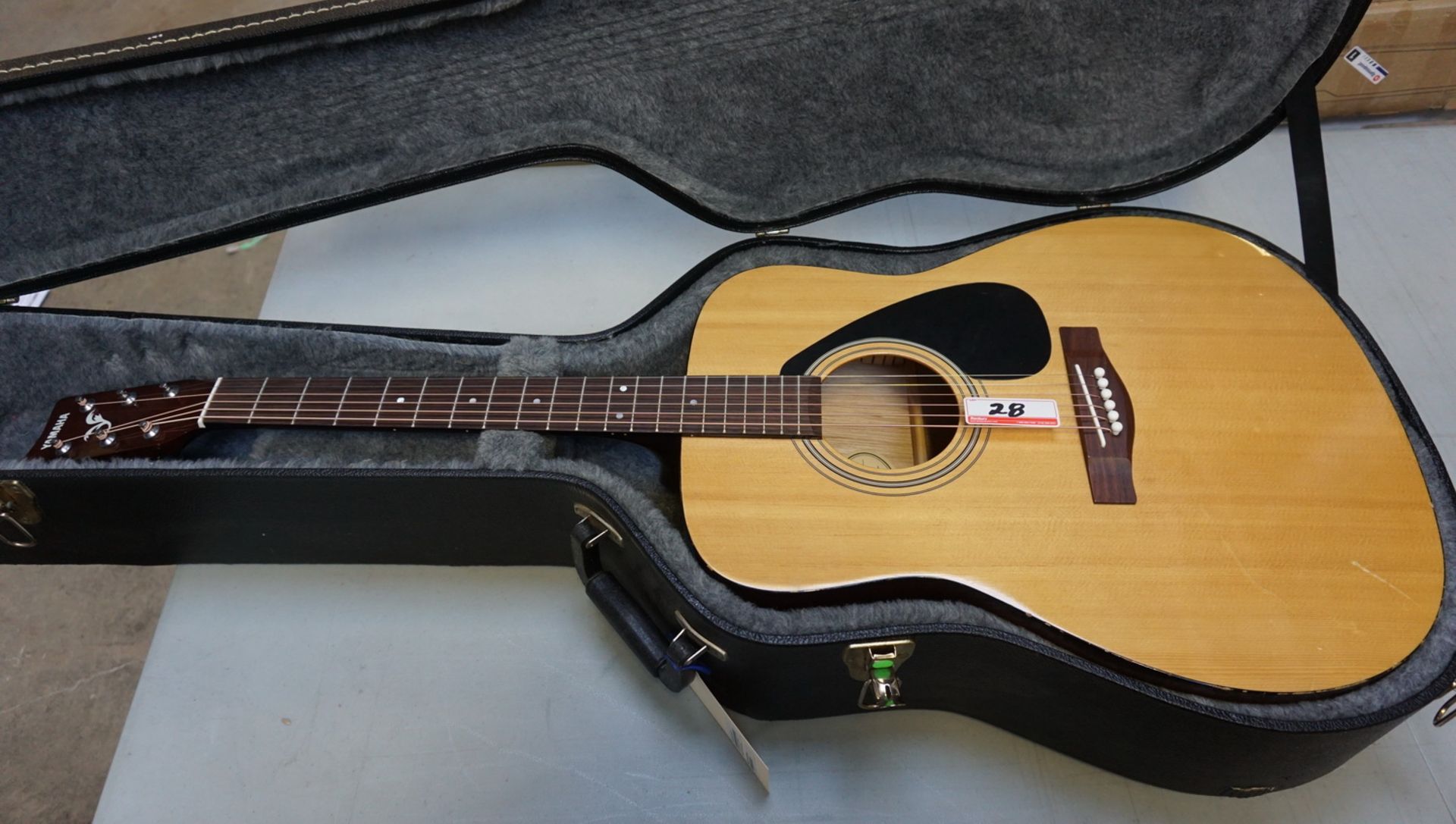 YAMAHA F310 ACOUSTIC GUITAR W/ HARD CASE