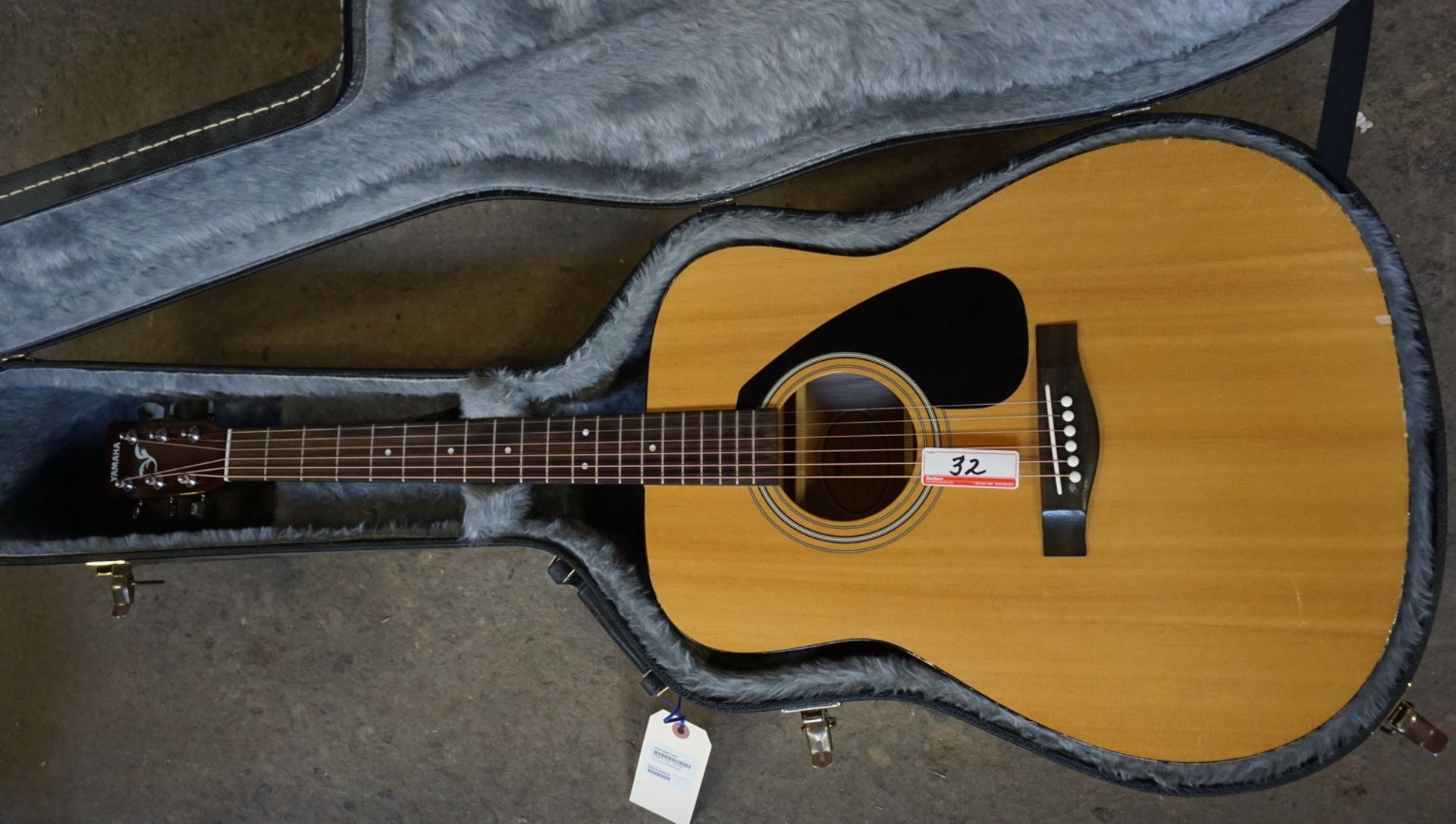 YAMAHA F310 ACOUSTIC GUITAR W/ HARD CASE