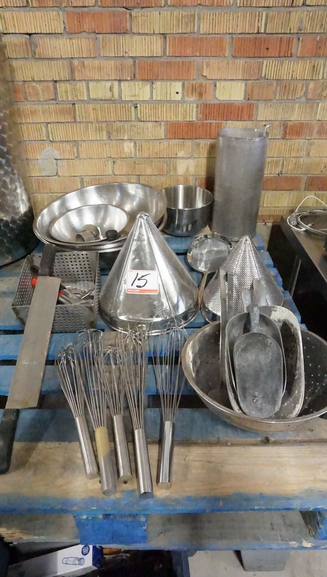 LOT - KITCHEN BOWLS, STRAINERS, SCOOPS, ETC