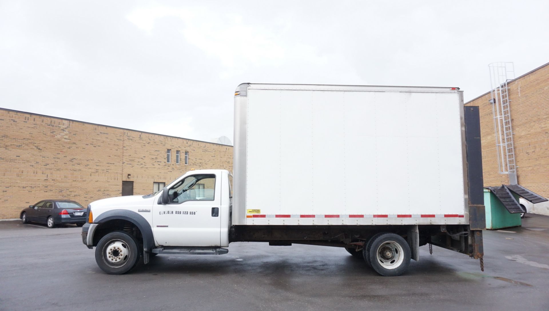 2007 FORD F550XL SUPER DUTY DIESEL CUBE TRUCK W/ 14'L BOX C/W POWERED LIFT GATE (143,467 KMS) - Image 2 of 17