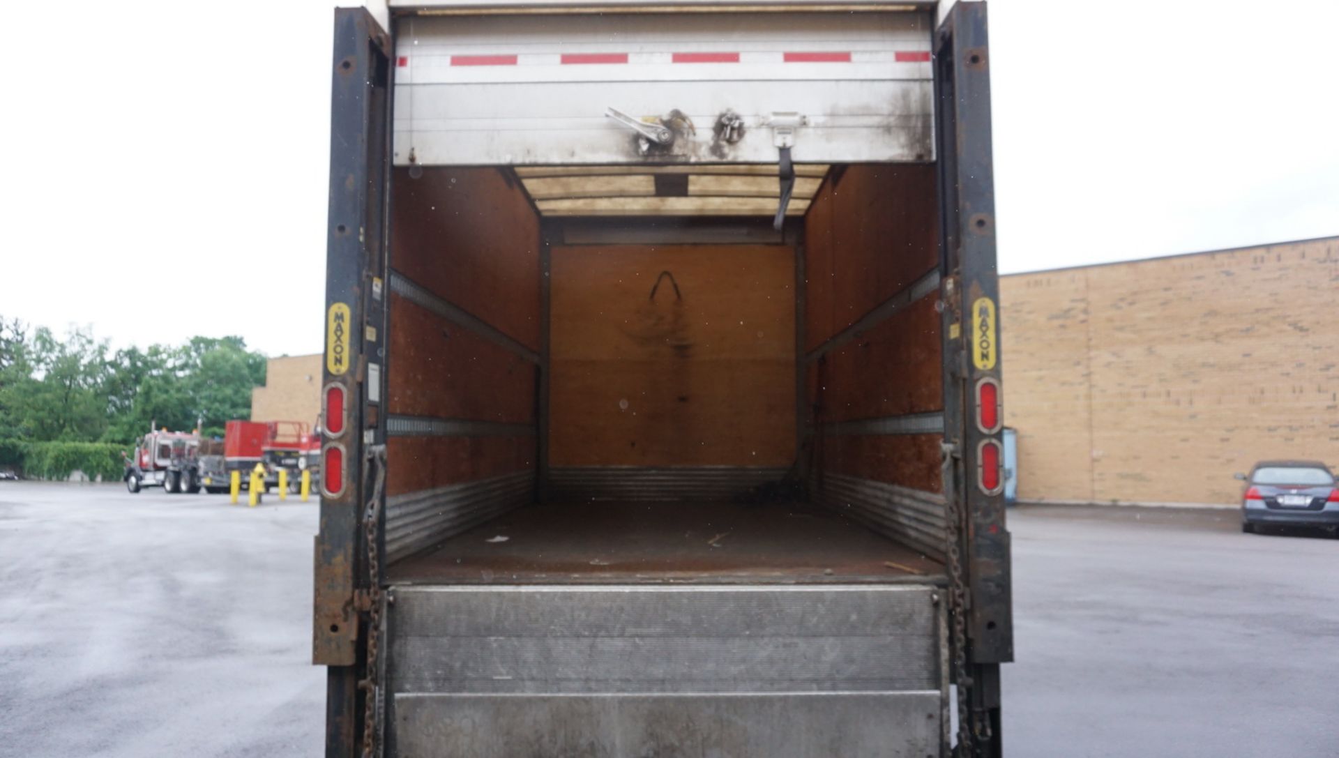 2007 FORD F550XL SUPER DUTY DIESEL CUBE TRUCK W/ 14'L BOX C/W POWERED LIFT GATE (143,467 KMS) - Image 6 of 17