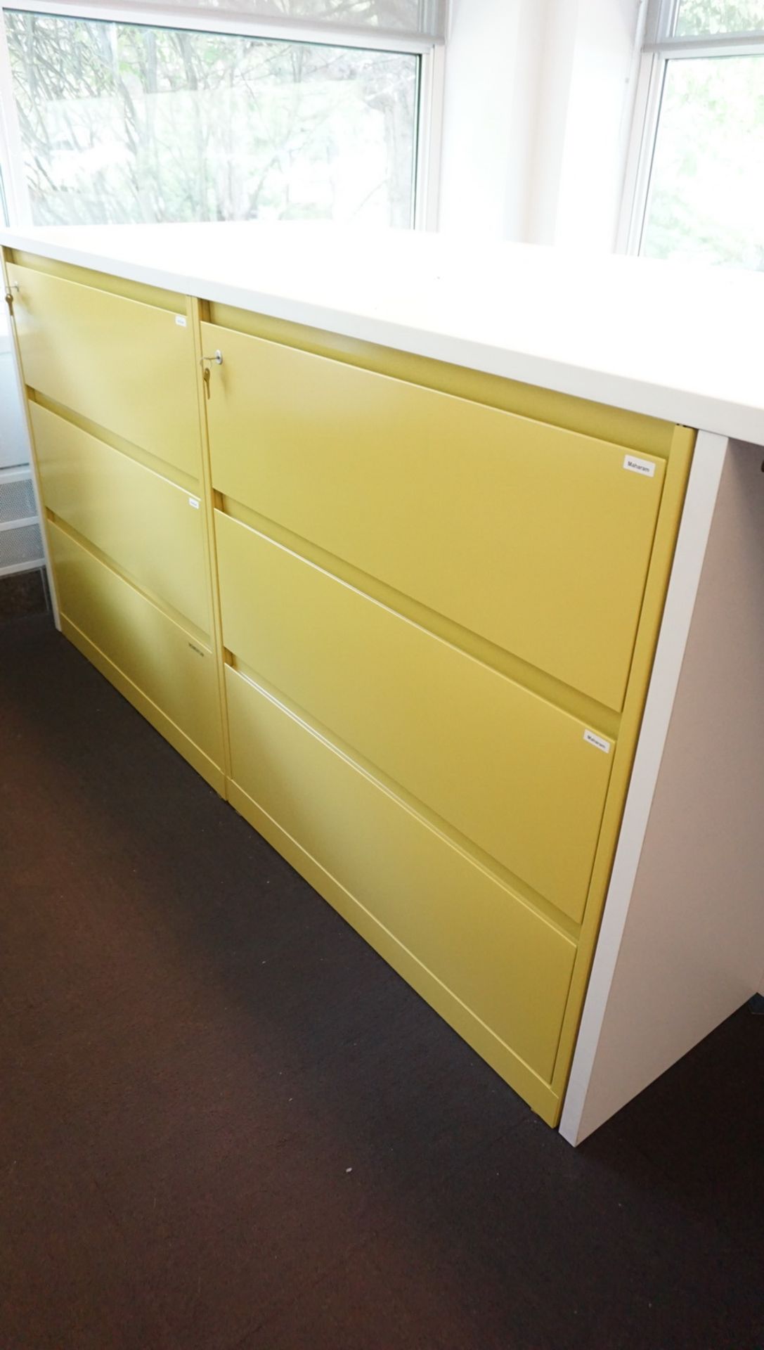 LOT - STEELCASE WHITE 3' X 148" X 40"H WORK SURFACE W/ (4) YELLOW 3'W 3-DR LAT FILE CABINETS - Image 2 of 3