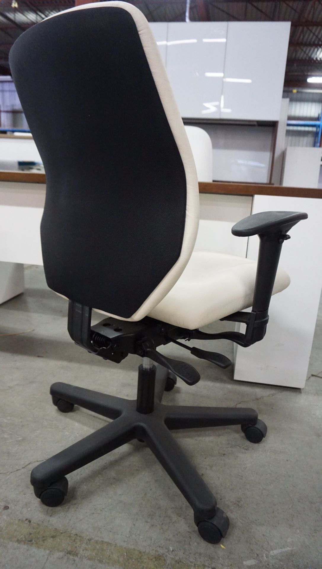 ALL SEATING LEATHER (CREAM) PNEU ADJ OFFICE CHAIR - Image 2 of 2