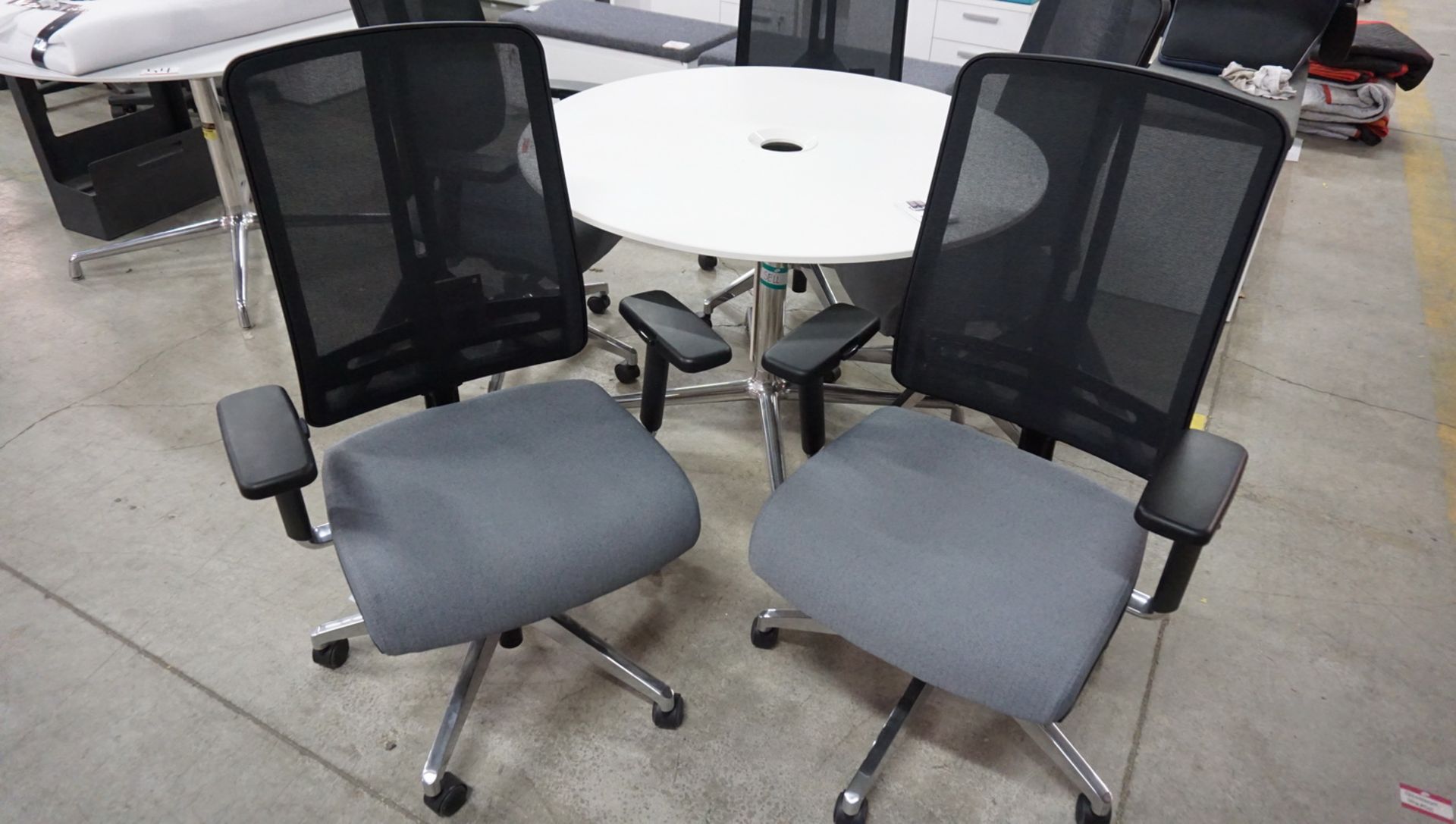 UNITS - LACASSE UNIT GREY SEAT / BLACK MESH W/ CHROME BASE PNEU ADJ OFFICE CHAIRS