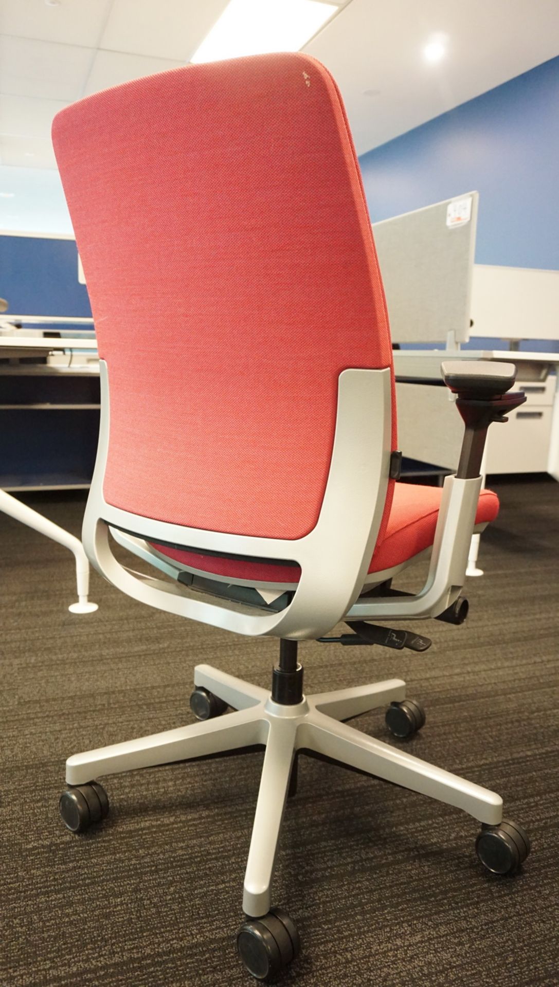 STEELCASE AMIA PINK FABRIC PNEU ADJ OFFICE CHAIR - Image 2 of 2