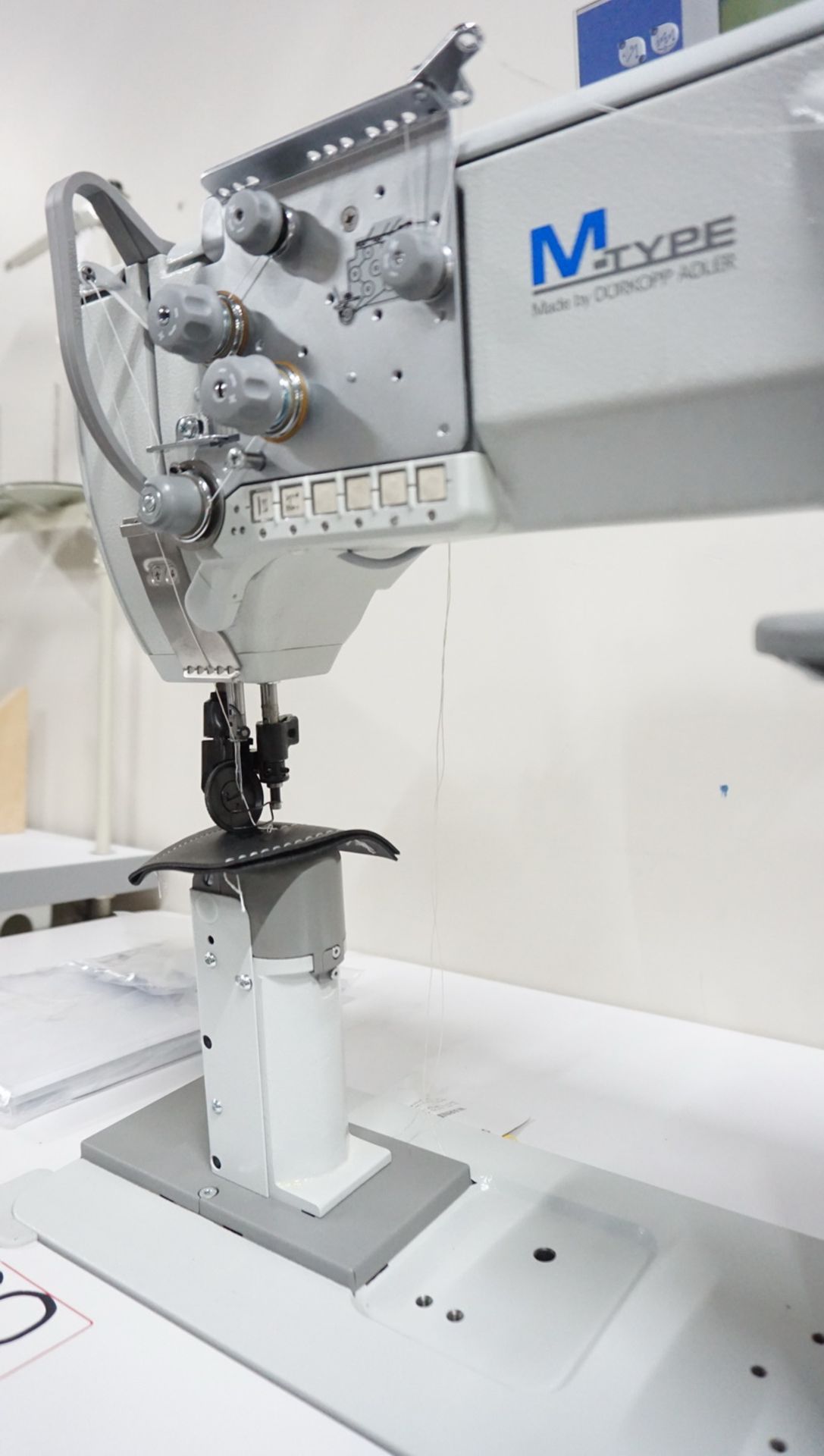 (NEW) DURKOPP ADLER M-TYPE 888 CLASSIC (888-160122-M) SINGLE NEEDLE, POSTBED, WHEEL FEED, SEWING - Image 3 of 7