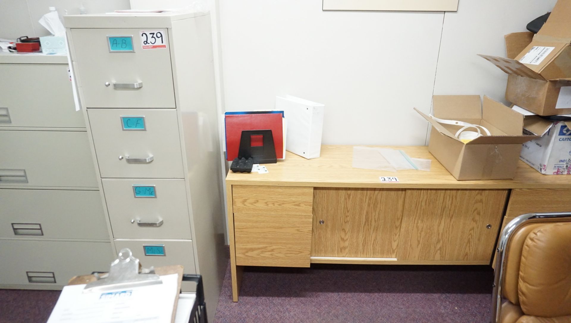 LOT - CONTENTS OF OFFICE C/O: DESK, CREDENZA, & OFFICE CHAIRS - Image 3 of 4