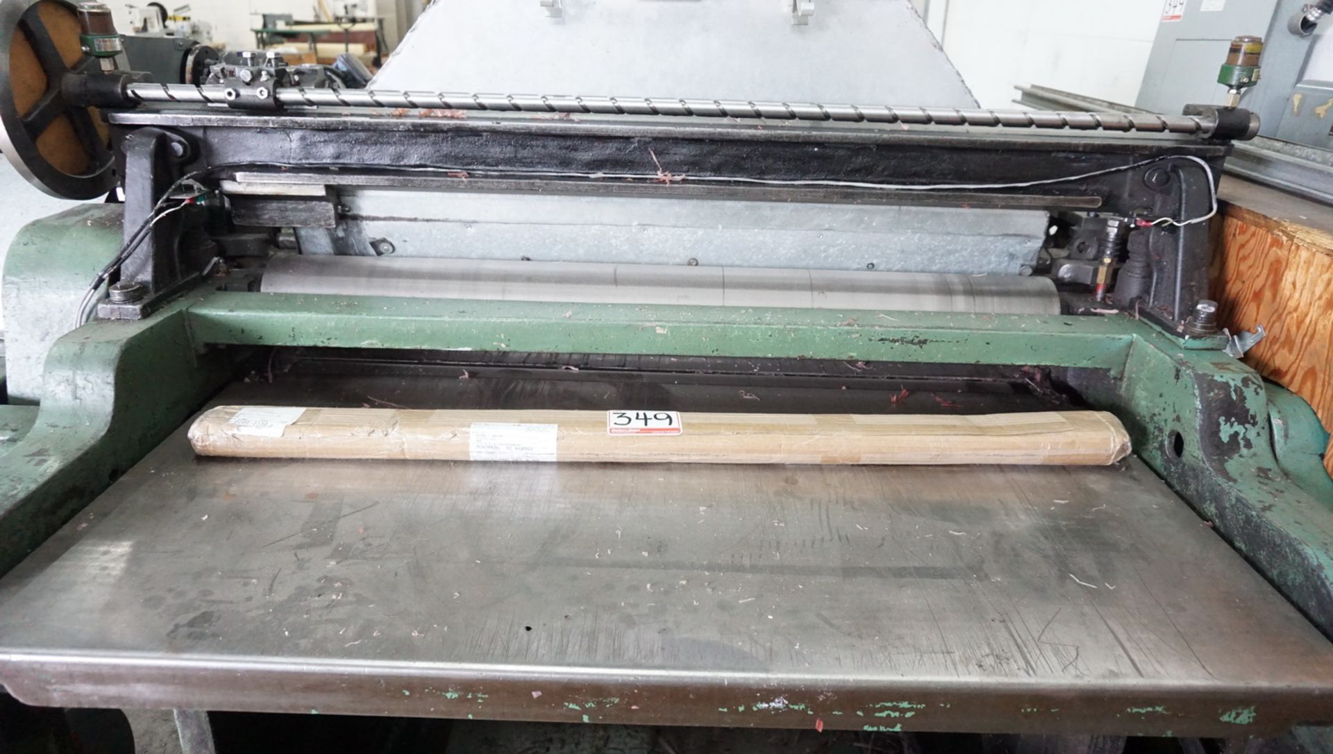BUSS MACHINE WORKS 30HP 40" STRAIGHT KNIFE BLOCK PLANER, S/N 89-4-174 (208-220 / 440V) C/W SPARE - Image 2 of 7