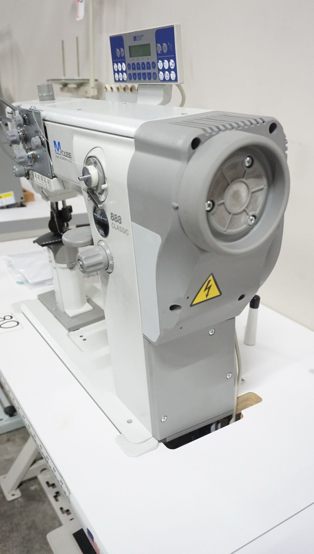 (NEW) DURKOPP ADLER M-TYPE 888 CLASSIC (888-160122-M) SINGLE NEEDLE, POSTBED, WHEEL FEED, SEWING - Image 5 of 7