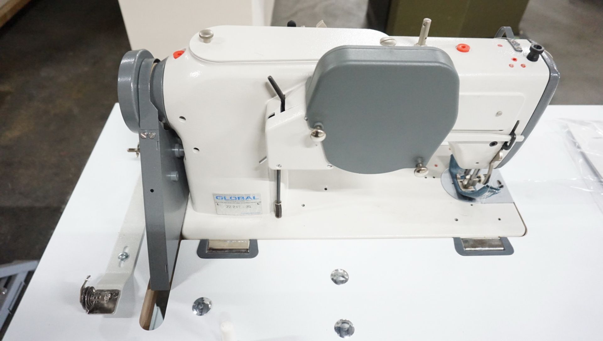 (NEW) GLOBAL ZZ-217-3S SINGLE NEEDLE ZIG-ZAG SEWING MACHINE - Image 5 of 6