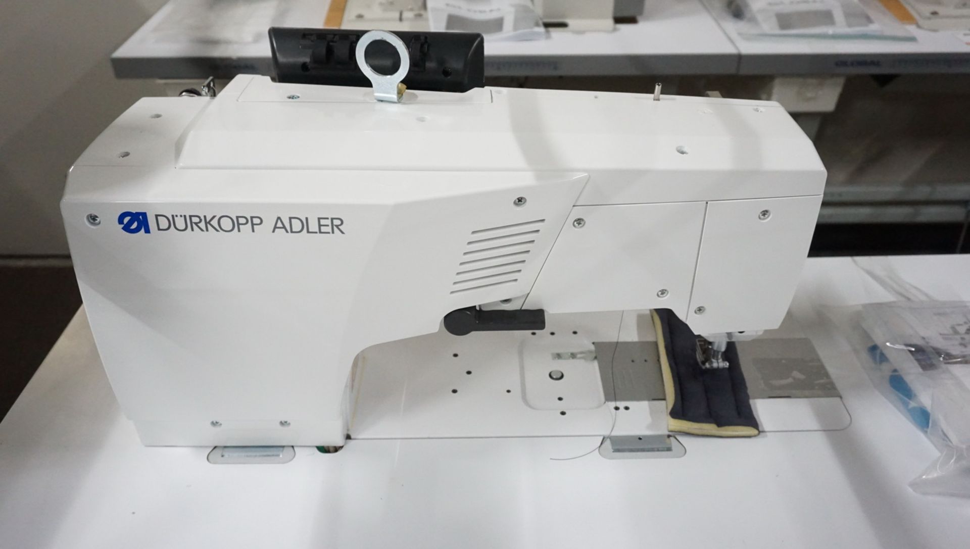 (NEW) DURKOPP ADLER M-TYPE DELTA 867-190945 WALKING FOOT FLAT BED PROGRAMMABLE SEWING MACHINE W/ - Image 5 of 8