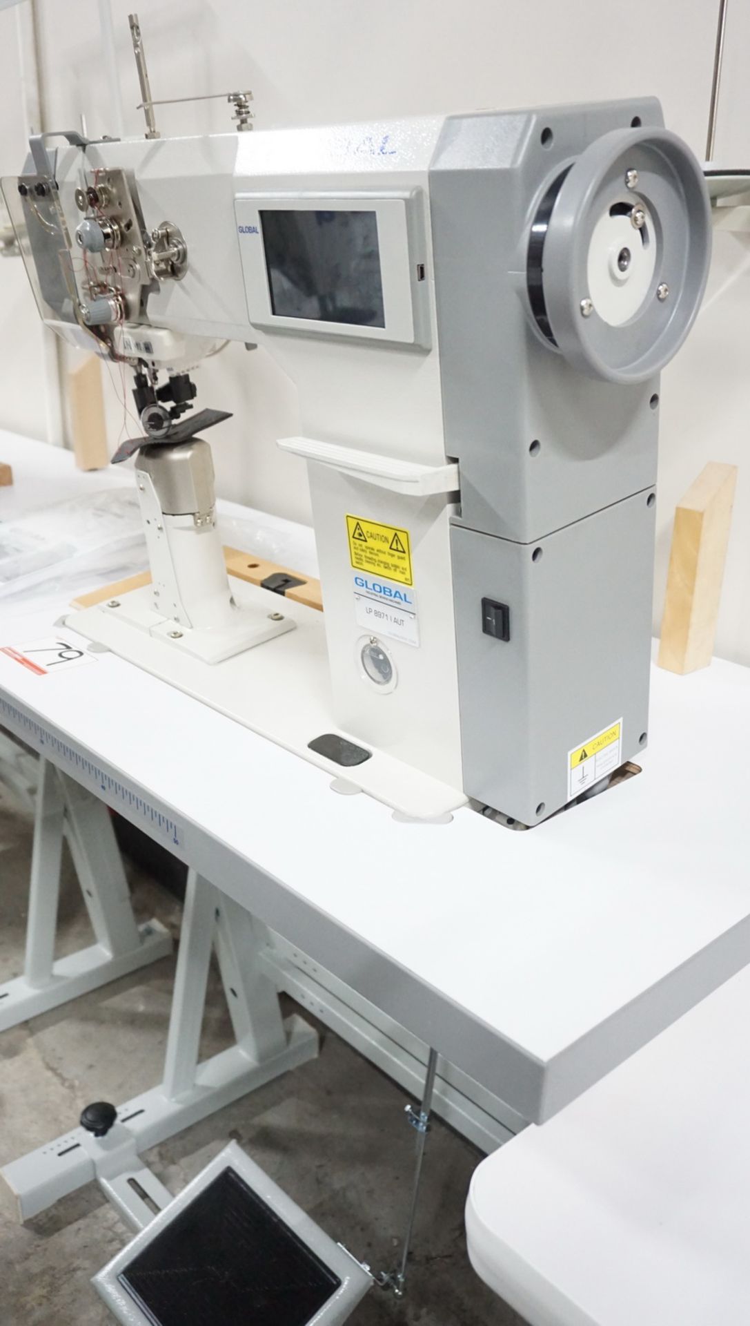 (NEW) GLOBAL LP-8971-I-AUT SINGLE NEEDLE, POSTBED, WHEEL FEED, TOP DRIVE, SEWING MACHINE, S/N - Image 4 of 7